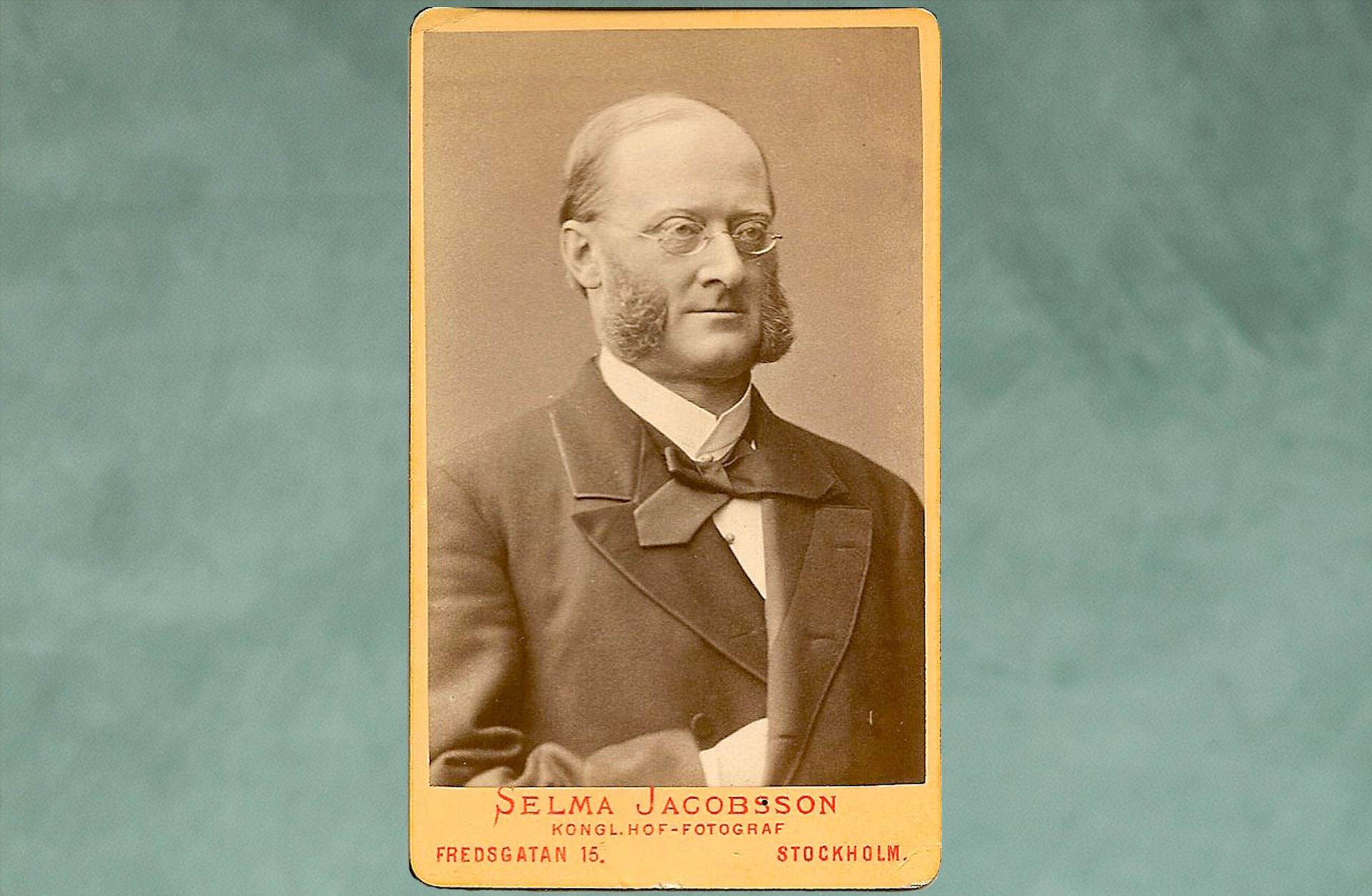 Gammalt foto på Olof Wijk dy i profil med runda glasögon.