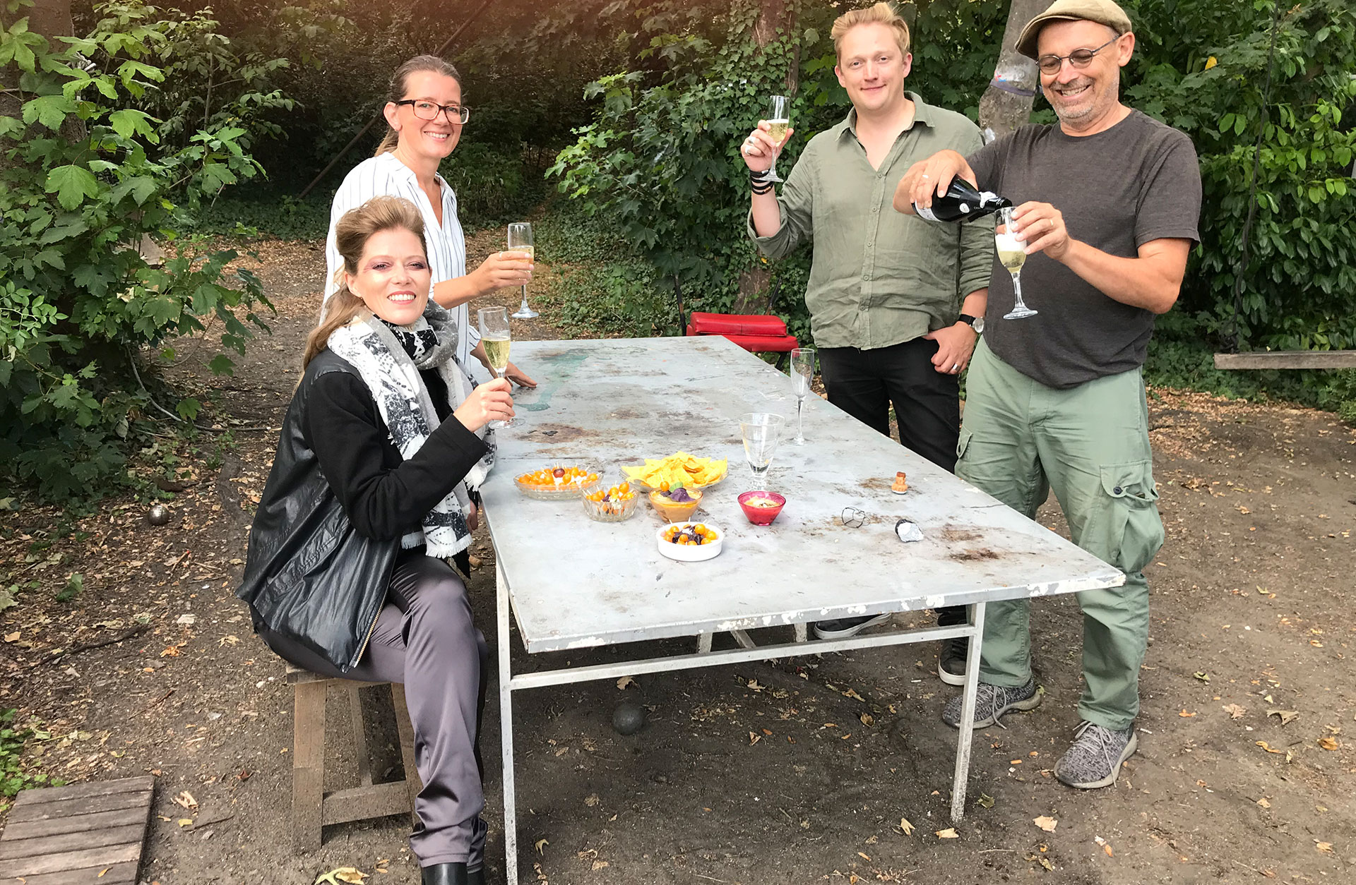 Barbara, Magdalena (textförfattaren), Linus och Mats skålar i champagne.