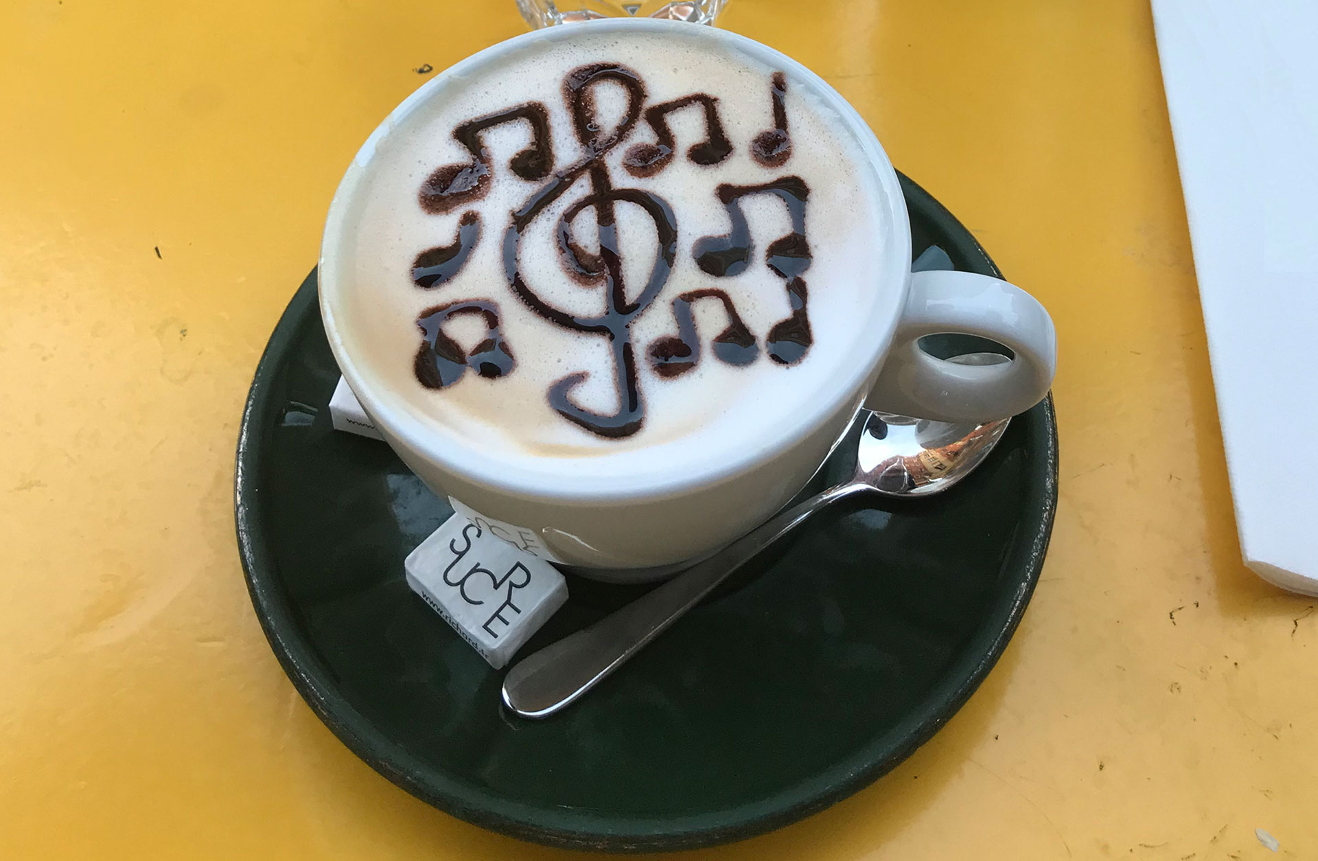 Bild av en kopp kaffe med skummad mjölk.