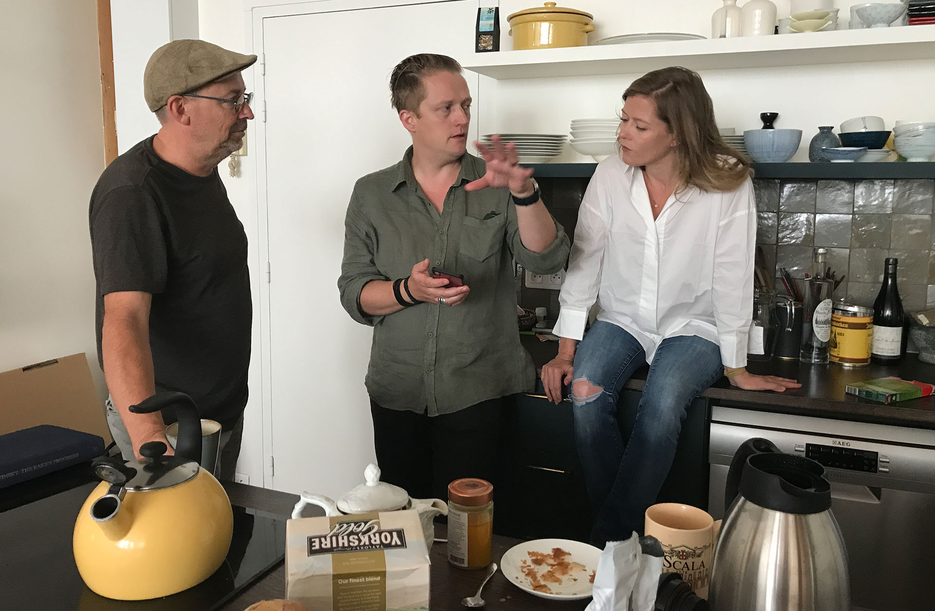 Mats Bäcker, Linus Fellbom och Barbara Hannigan pratar i Barbaras kök.