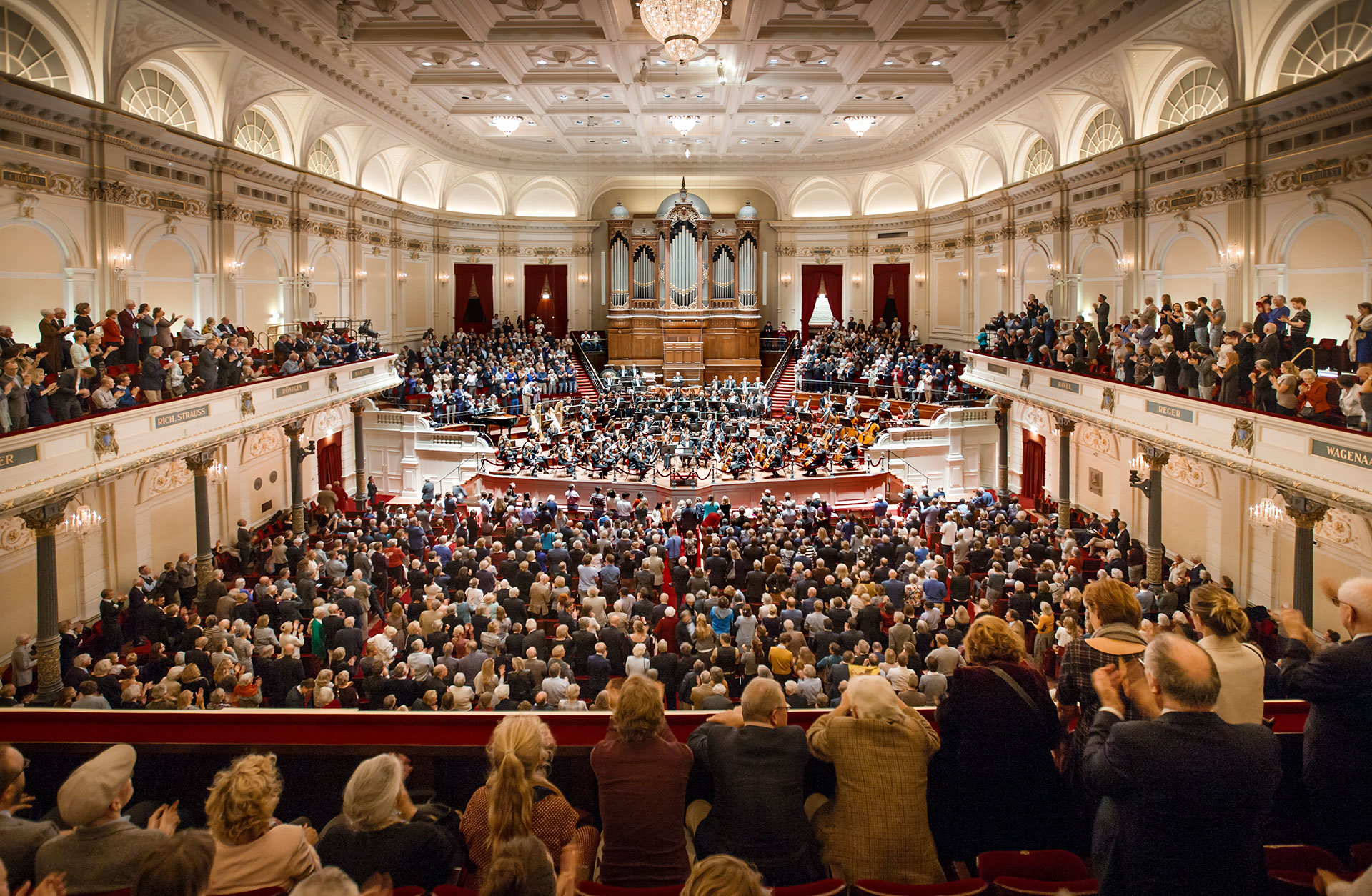 Concertgebouworkestern på podiet i ett fullsatt Concertgebouw