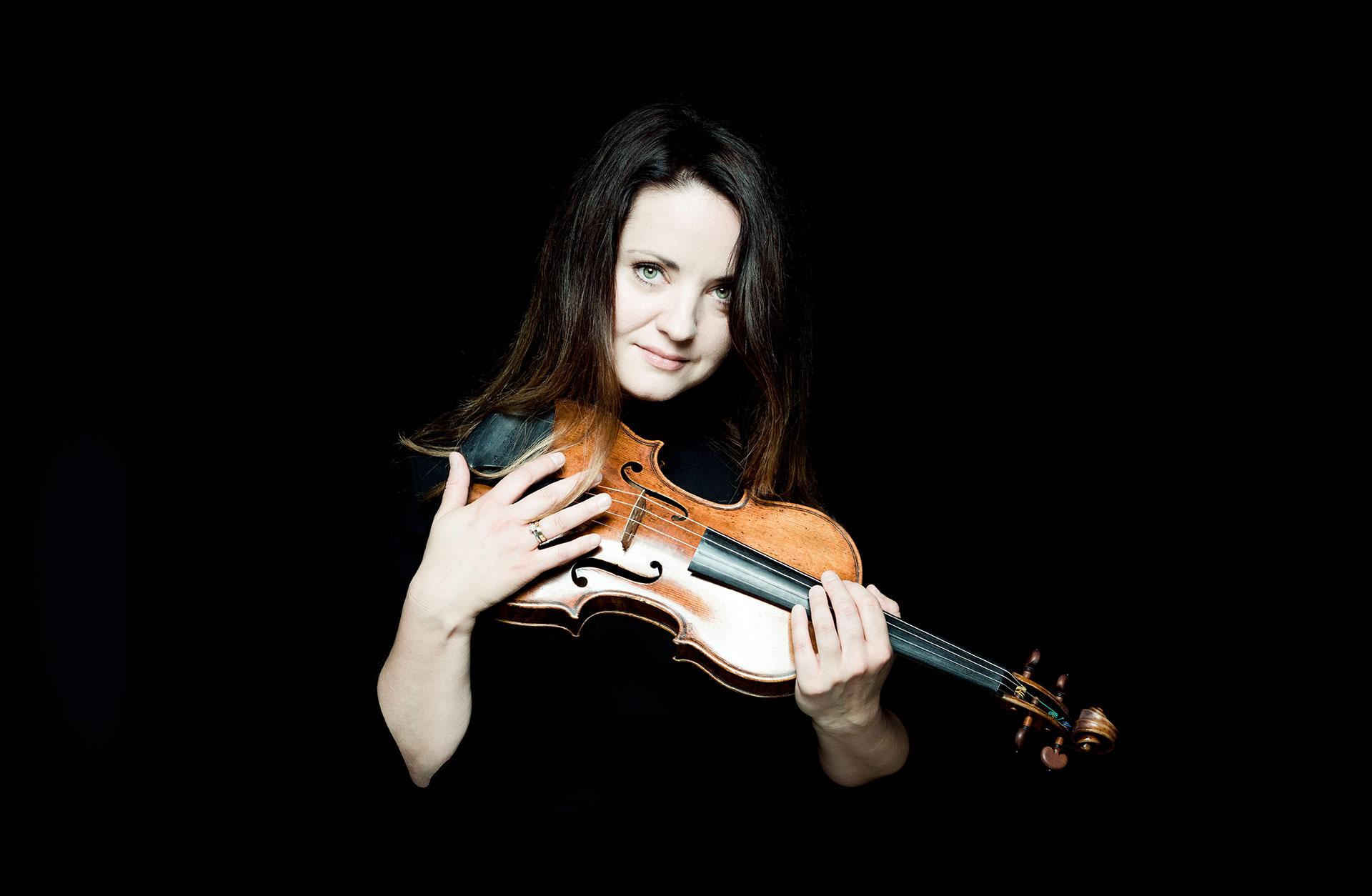 Violinisten Baiba Skride håller i sin violin.