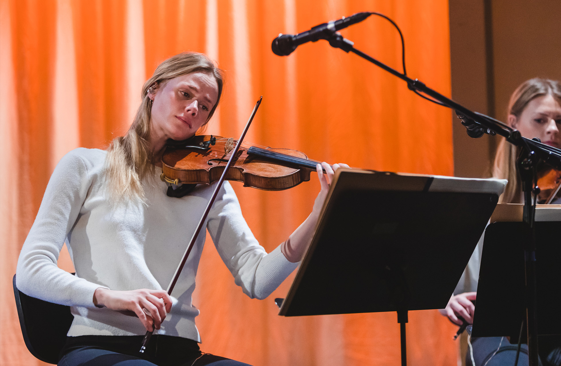 Ljushårig kvinna spelar fiol