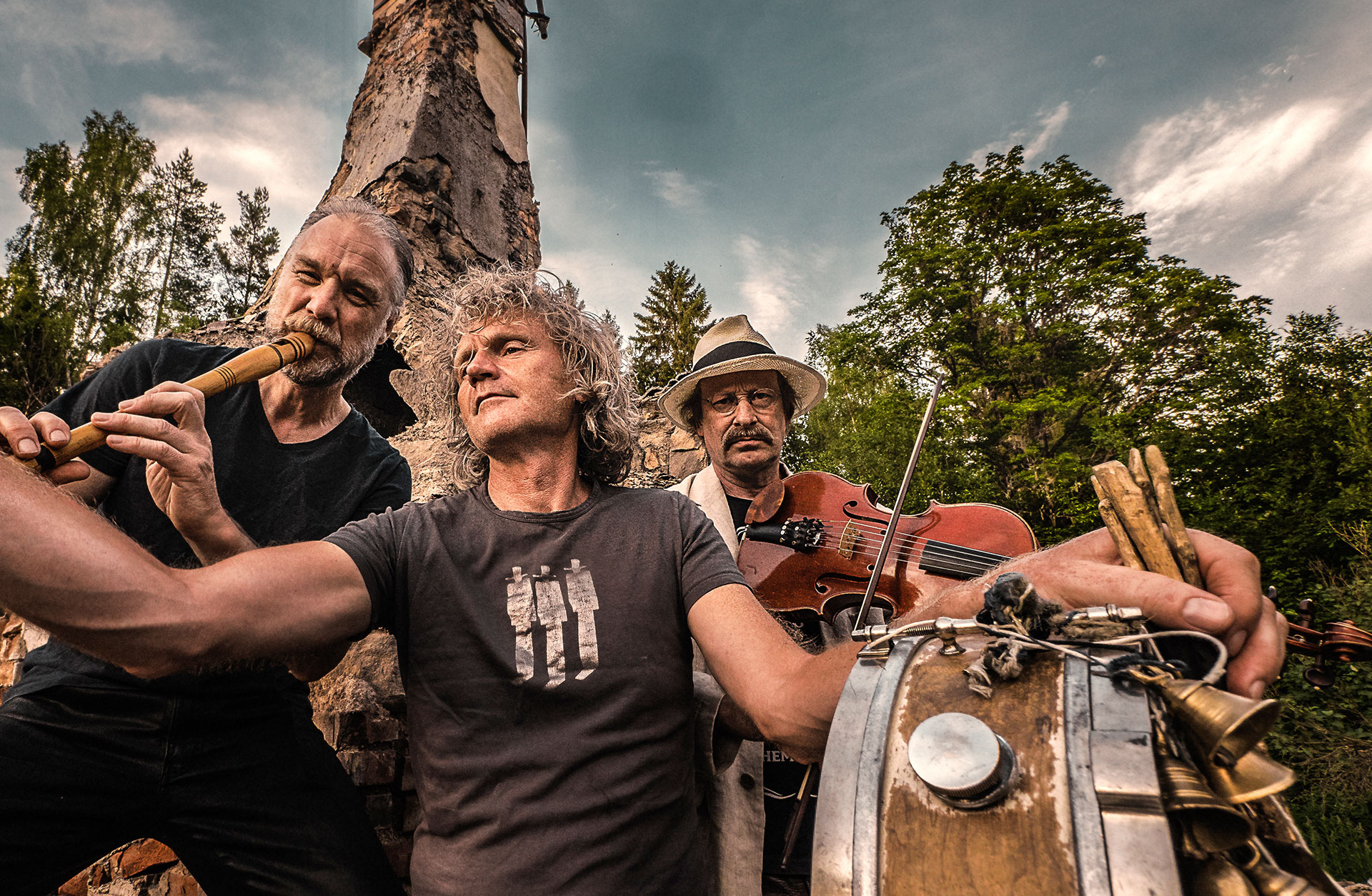 Bild på musikerna i Groupa med instrumenten i händerna.