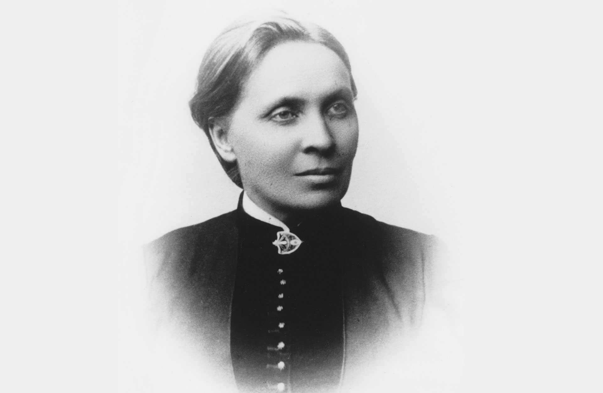 Svartvitt porträtt av Elfrida Andrée