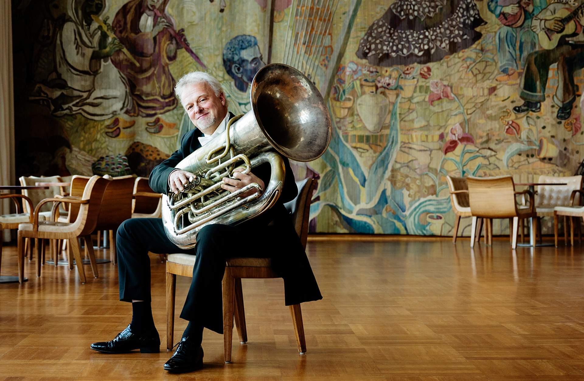 Morten sitter och håller om sin tuba