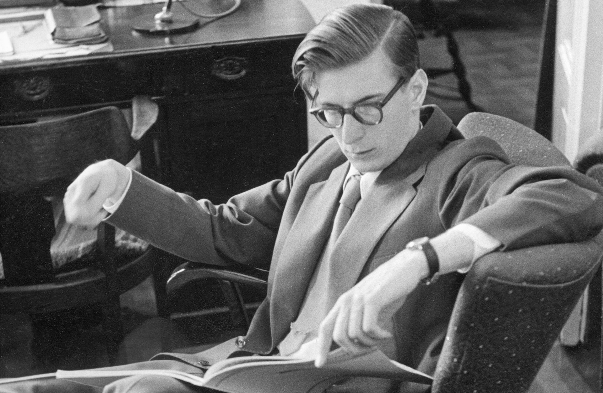 En ung Herbert Blomstedt läser ett partitur på sitt kontor.