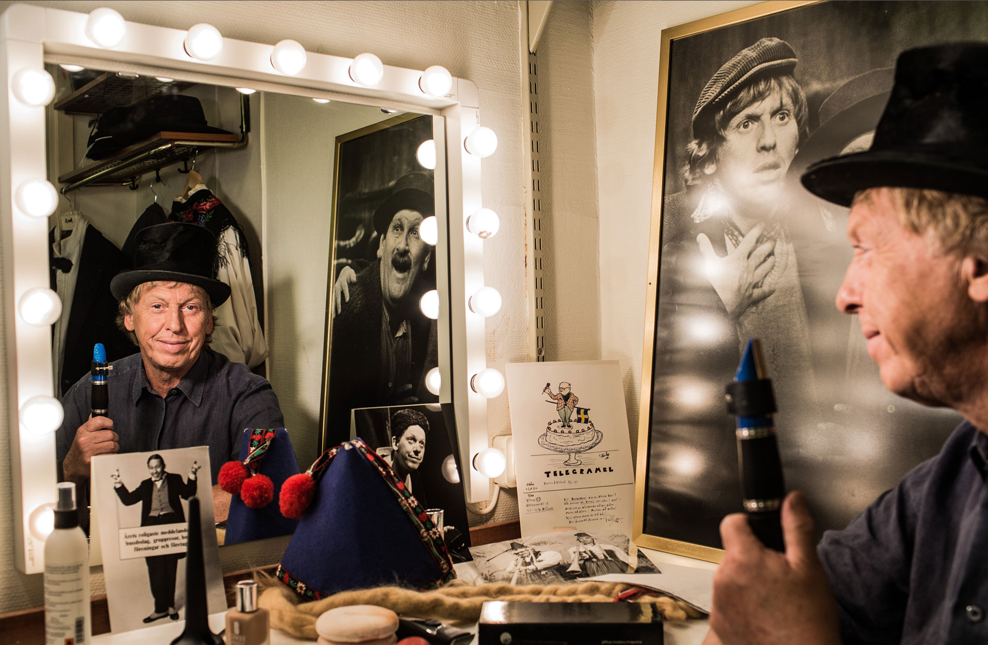Tomas von Brömssen sitter vid en spegel med stormhatt på huvudet och klarinett i handen.