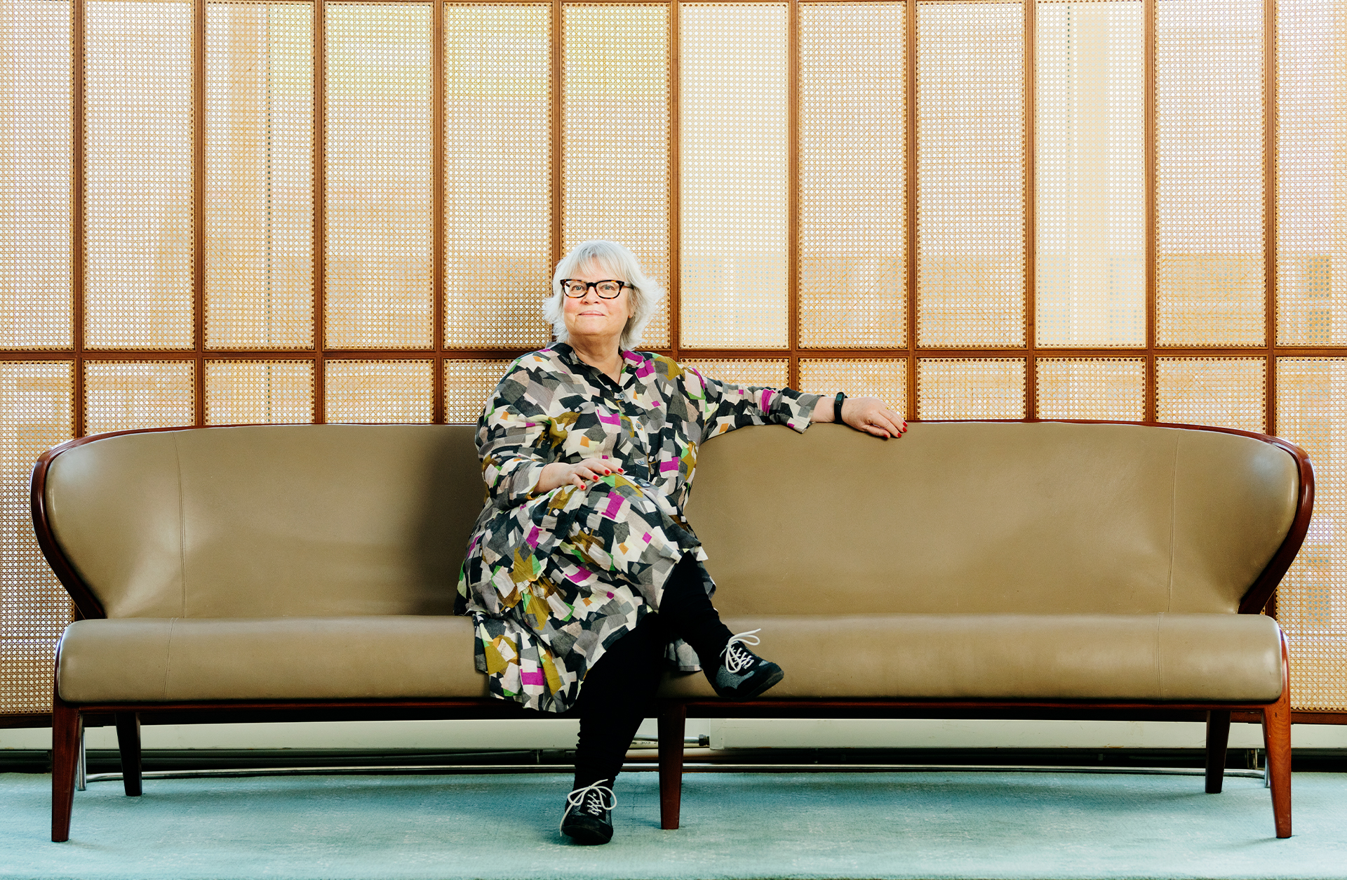 Kvinna sitter i Konserthusets soffa