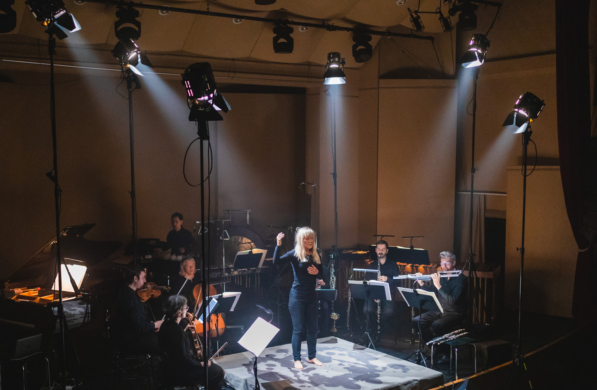 Kvinna på scen, konsert i Stenhammarsalen