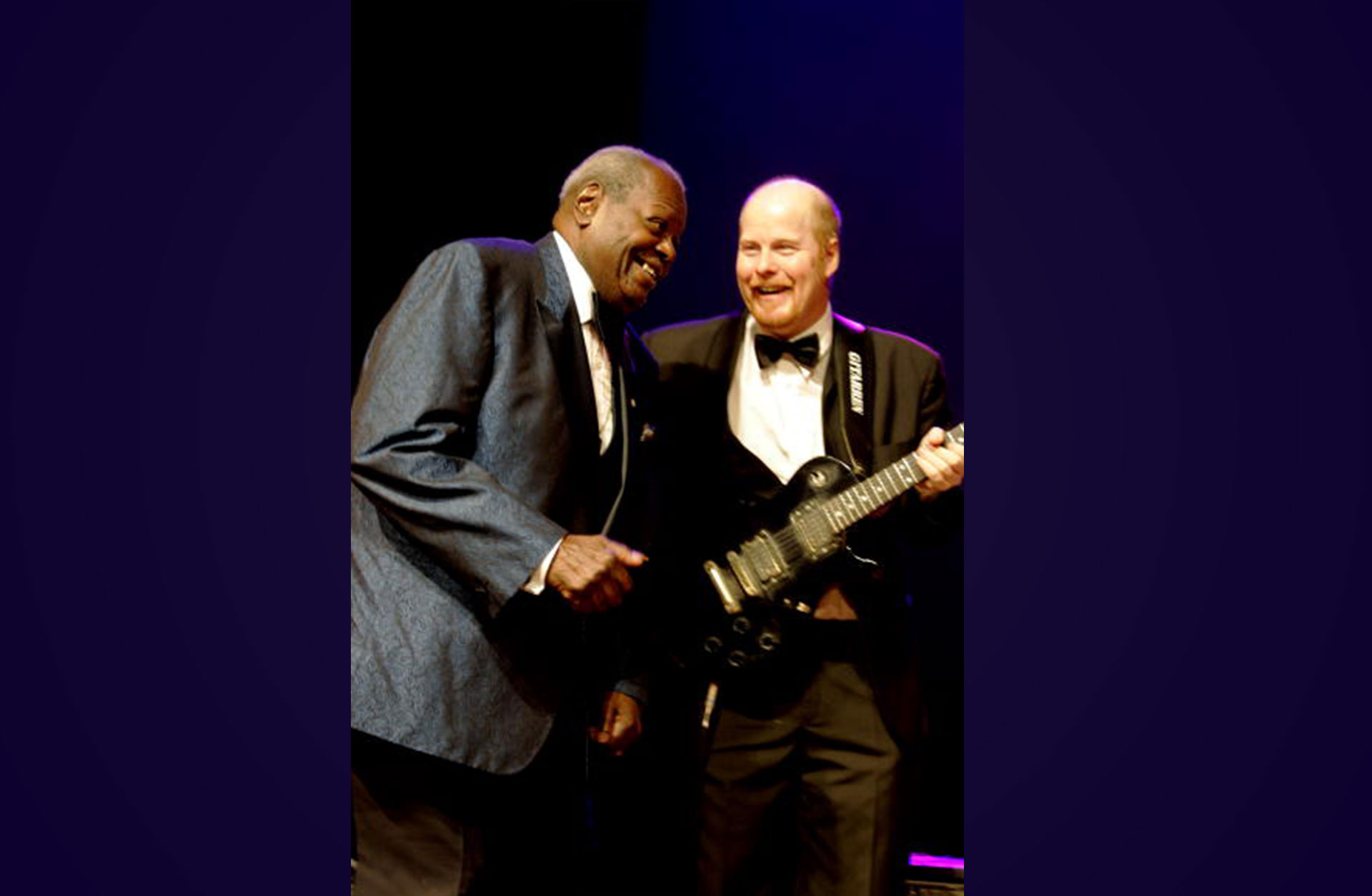 Oscar Peterson står tillsammans med UlfWakenius på en scen.