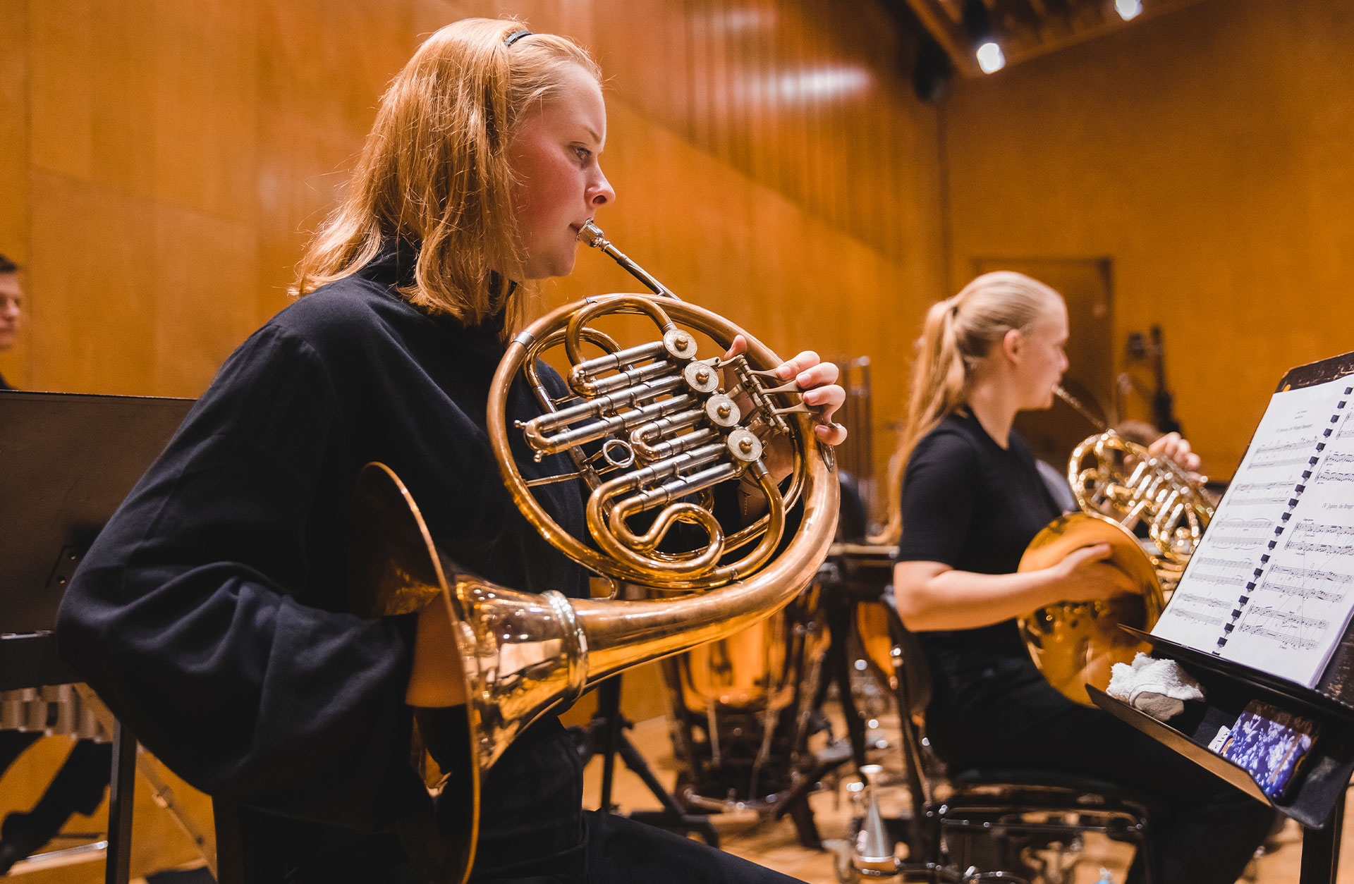 Evelina Glänneskog spelar horn under en repetition