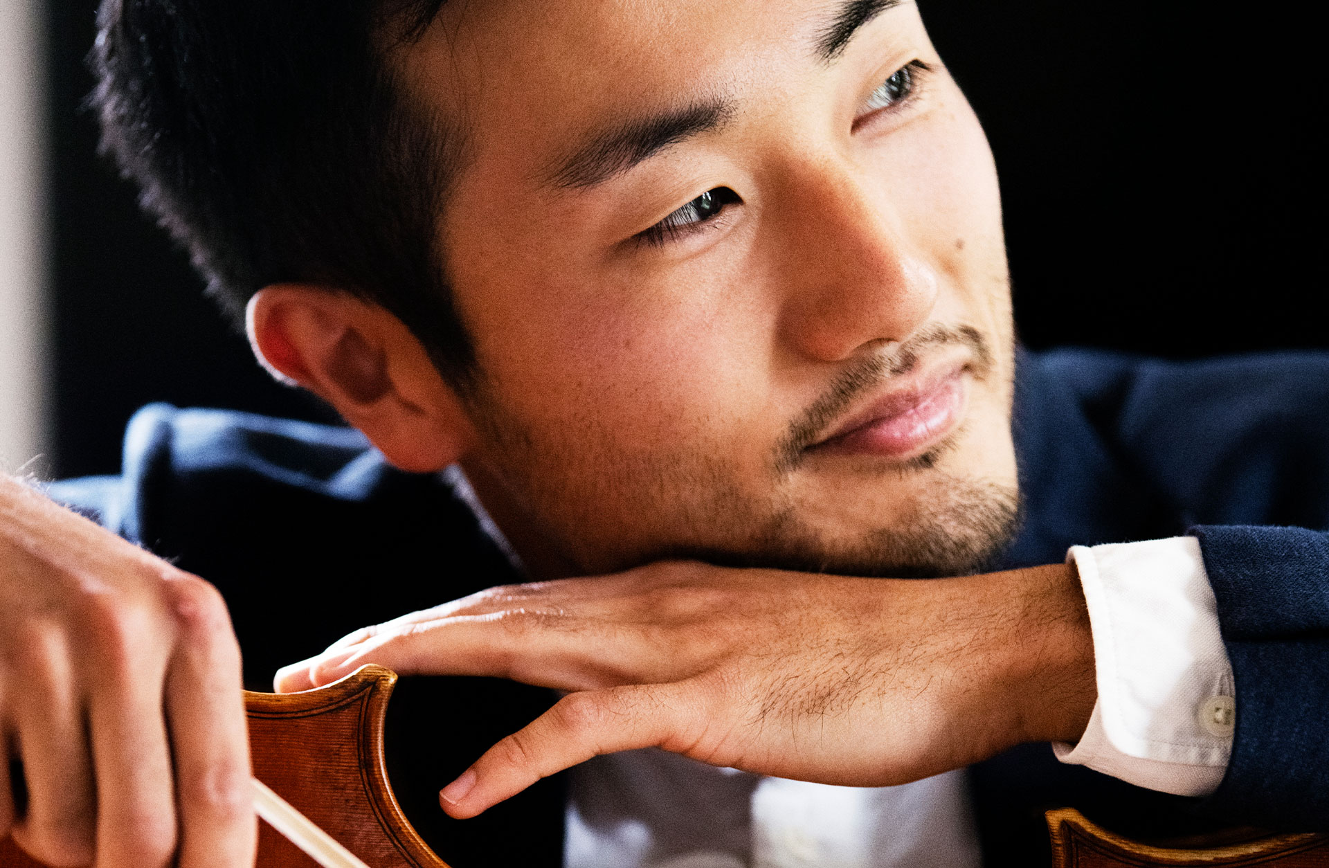 Jun Sasaki vilar mot sin cello