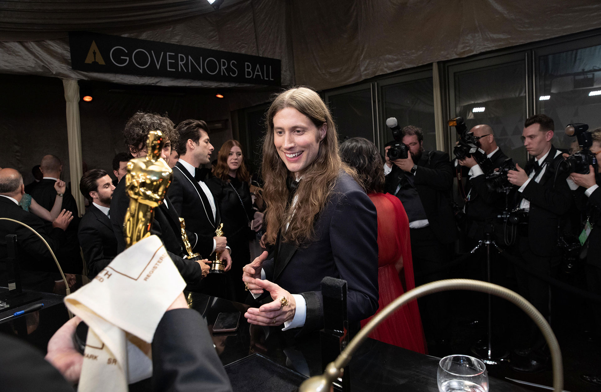 Ludwig Göransson på the Governors Ball efter den 91:a Oscarsgalan. Han är glad och Oscars-statyetten hålls upp.
