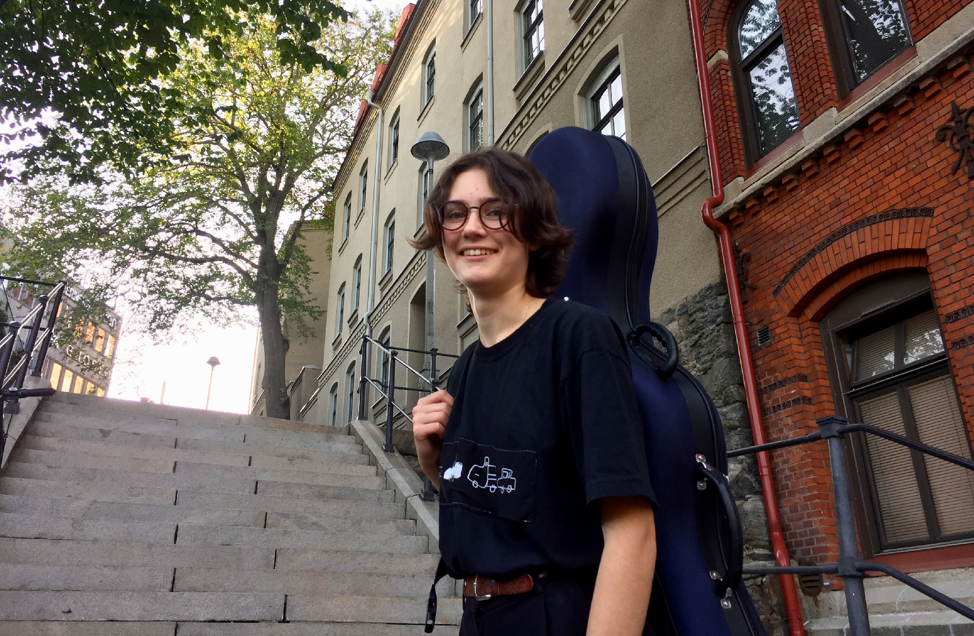 Ester vid trapporna på Nordhemsgatan.