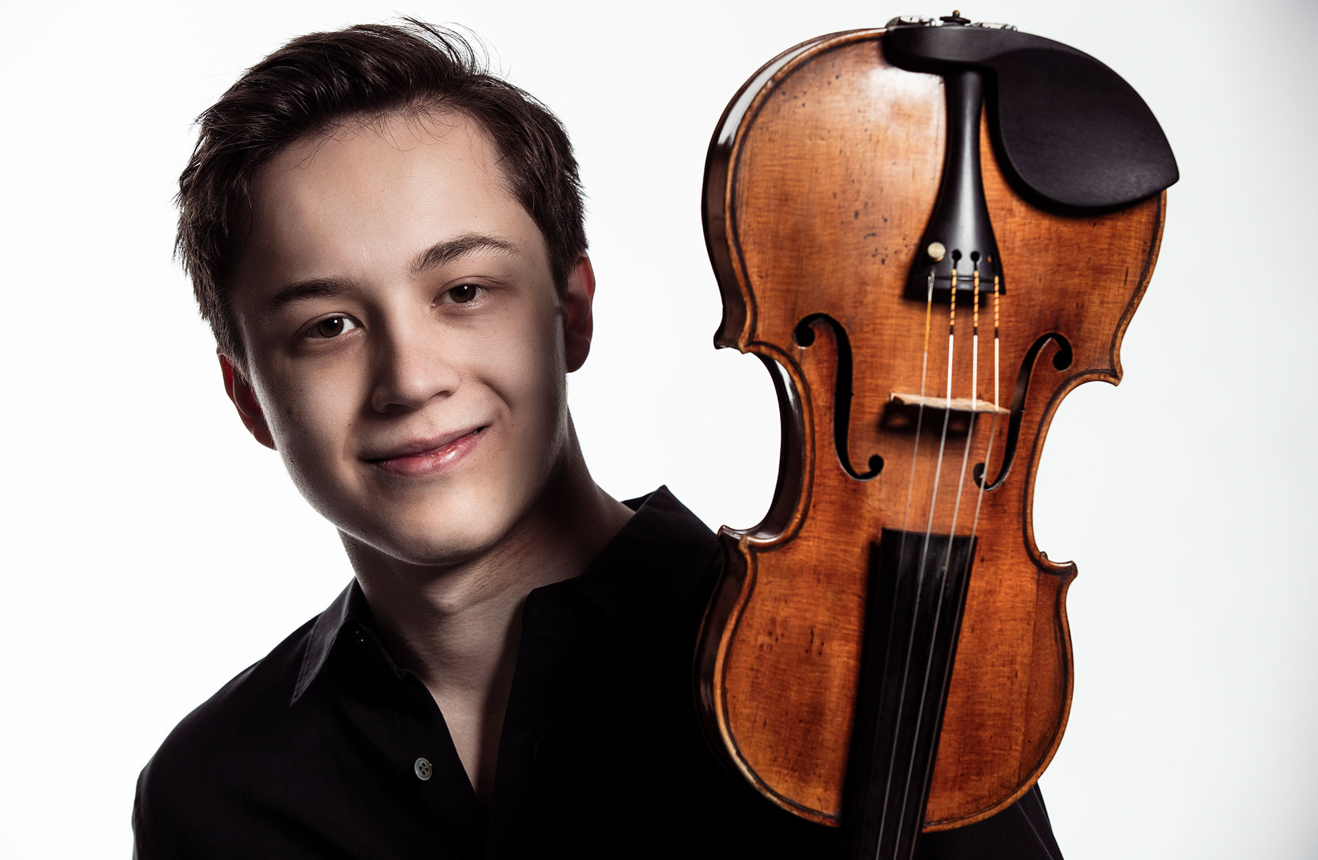 Violinisten Johan Dalene med instrument.