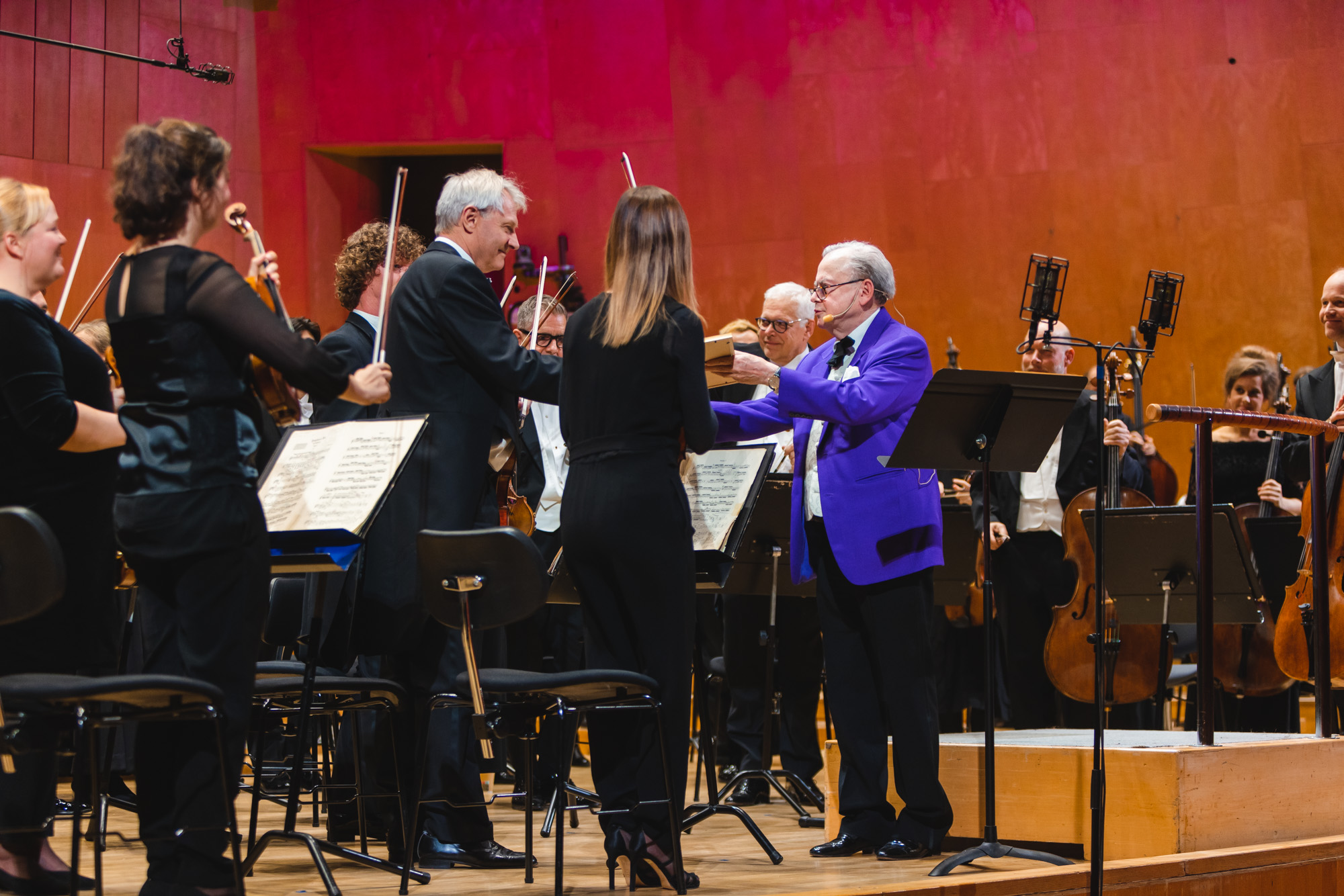 Peter Schele räcker fram ett pris till en musiker på scenen.