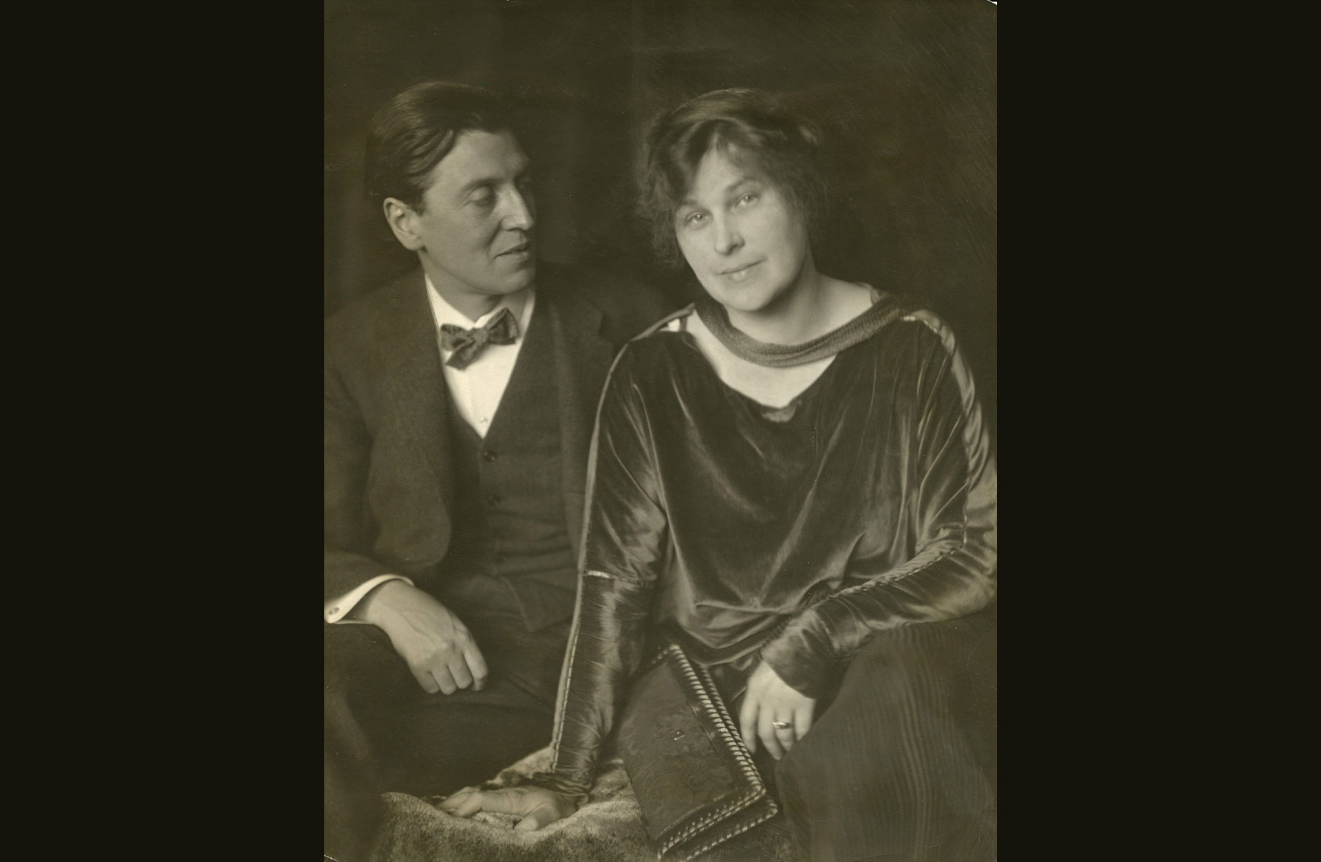 Alban Berg och hans fru Helene sitter avslappnat bredvid varandra. Foto från 1925