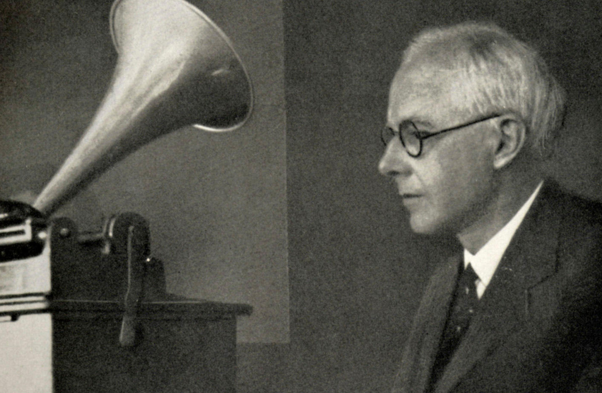 Bartók vid en stor tratt.