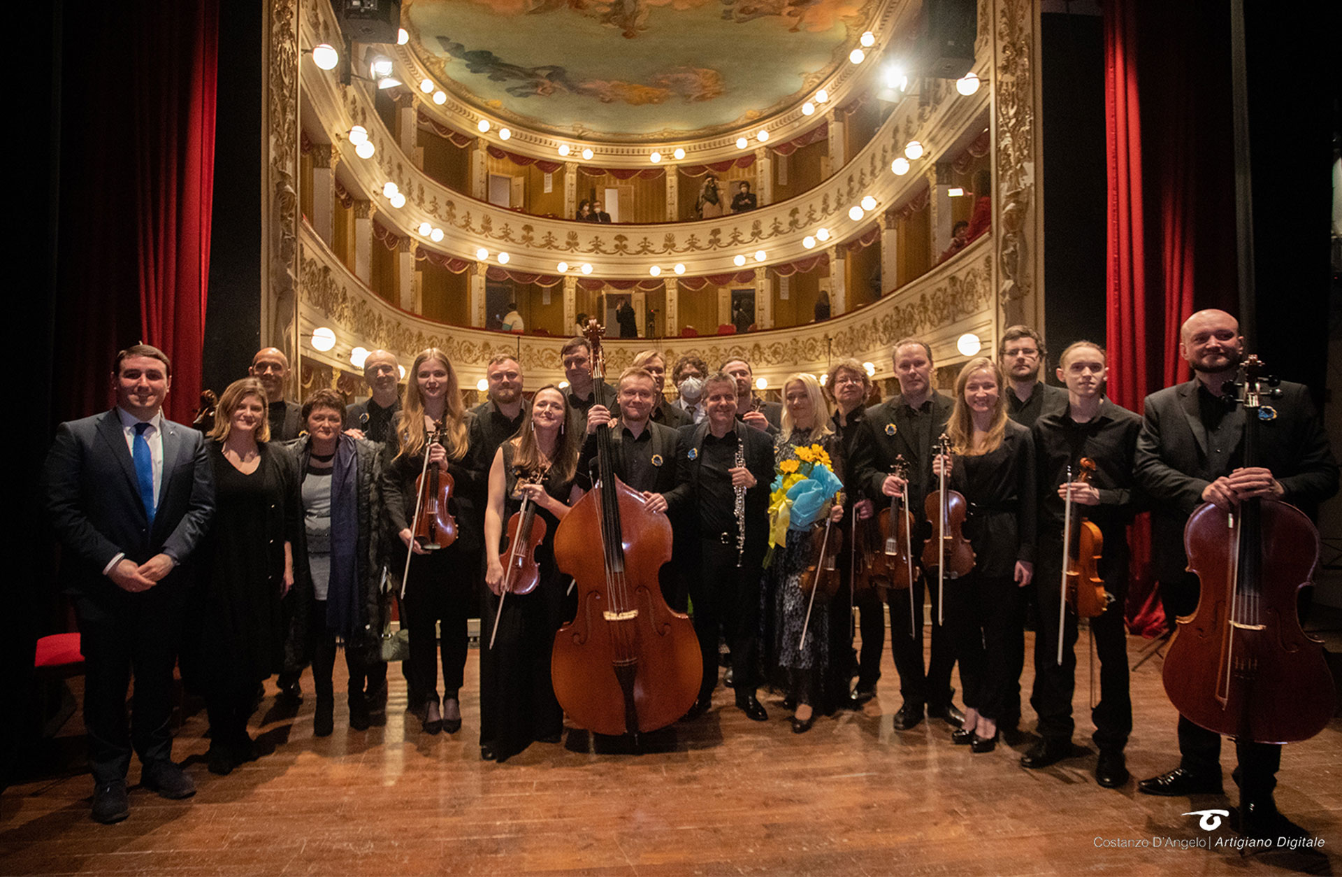 Stråkensemblen Kyiv Soloists på en scen med vackra konsertsalongen bakom sig.