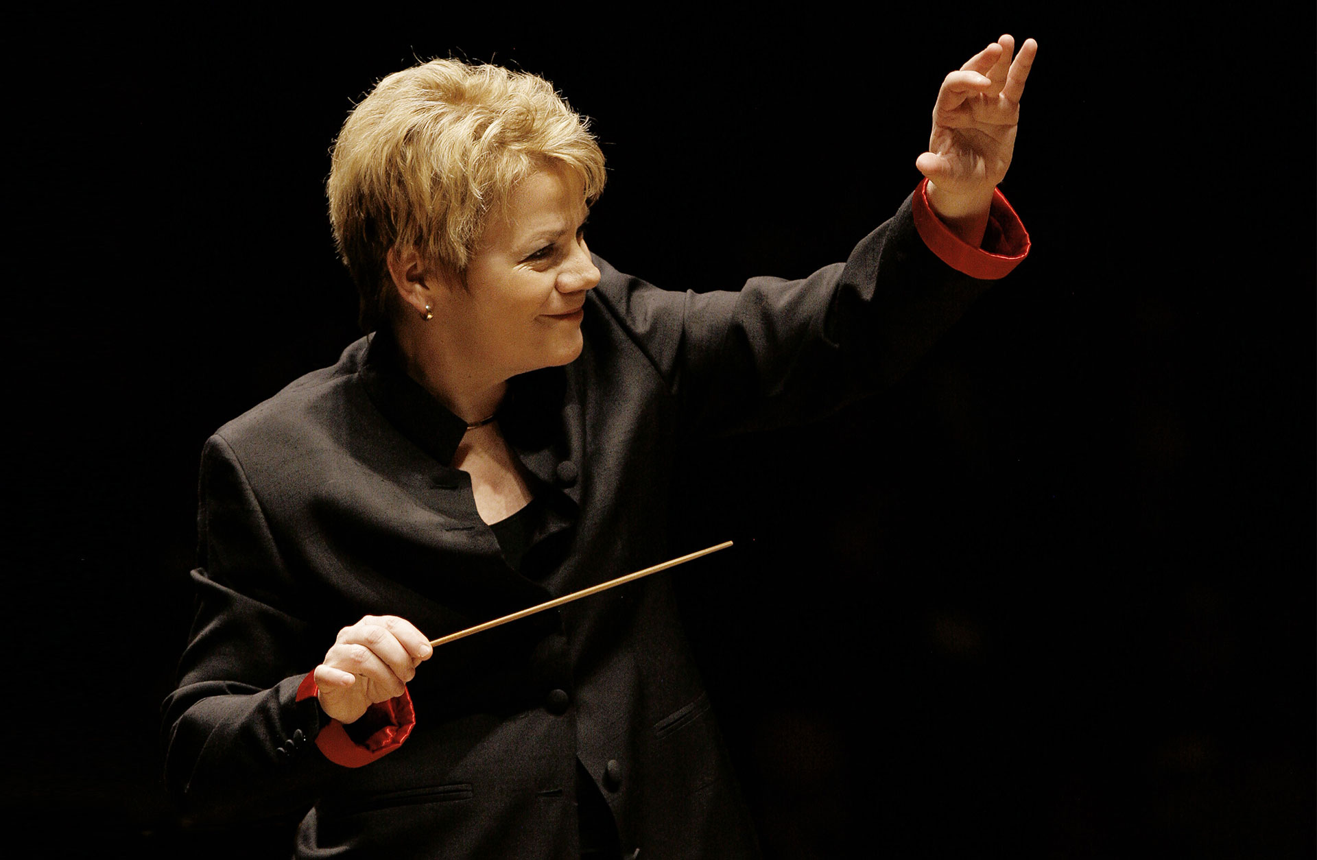 Marin Alsop dirigerar från pulten.