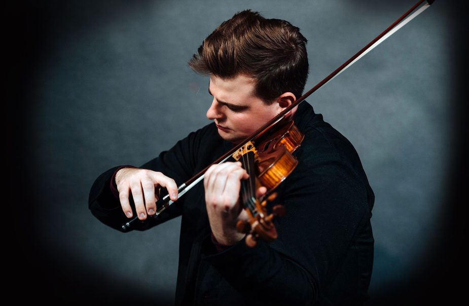 Violinist i känslosamt spel.