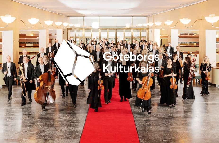 Göteborgs Symfoniker går mot kameran med instrumenten i handen, på röda mattan. Ordet "Göteborgs Kulturkalas" står på bilden.