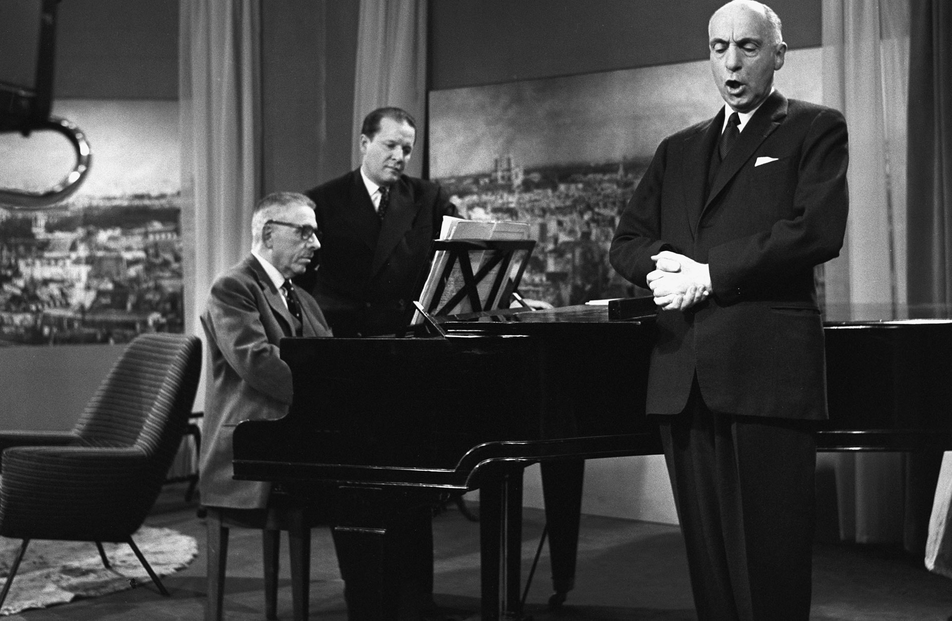 Poulenc vid pianot i en TV-studio.