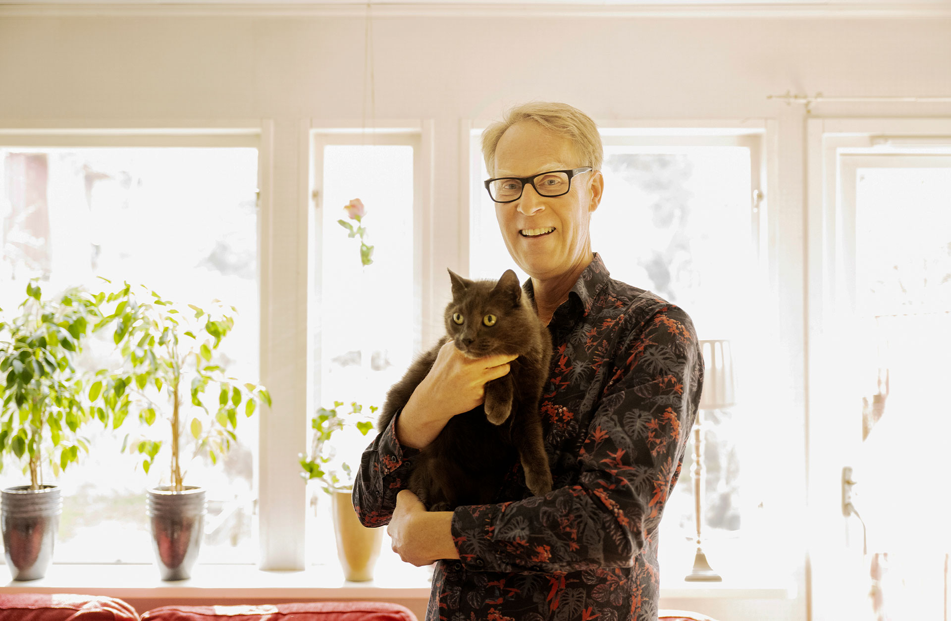 Ture håller i sin katt