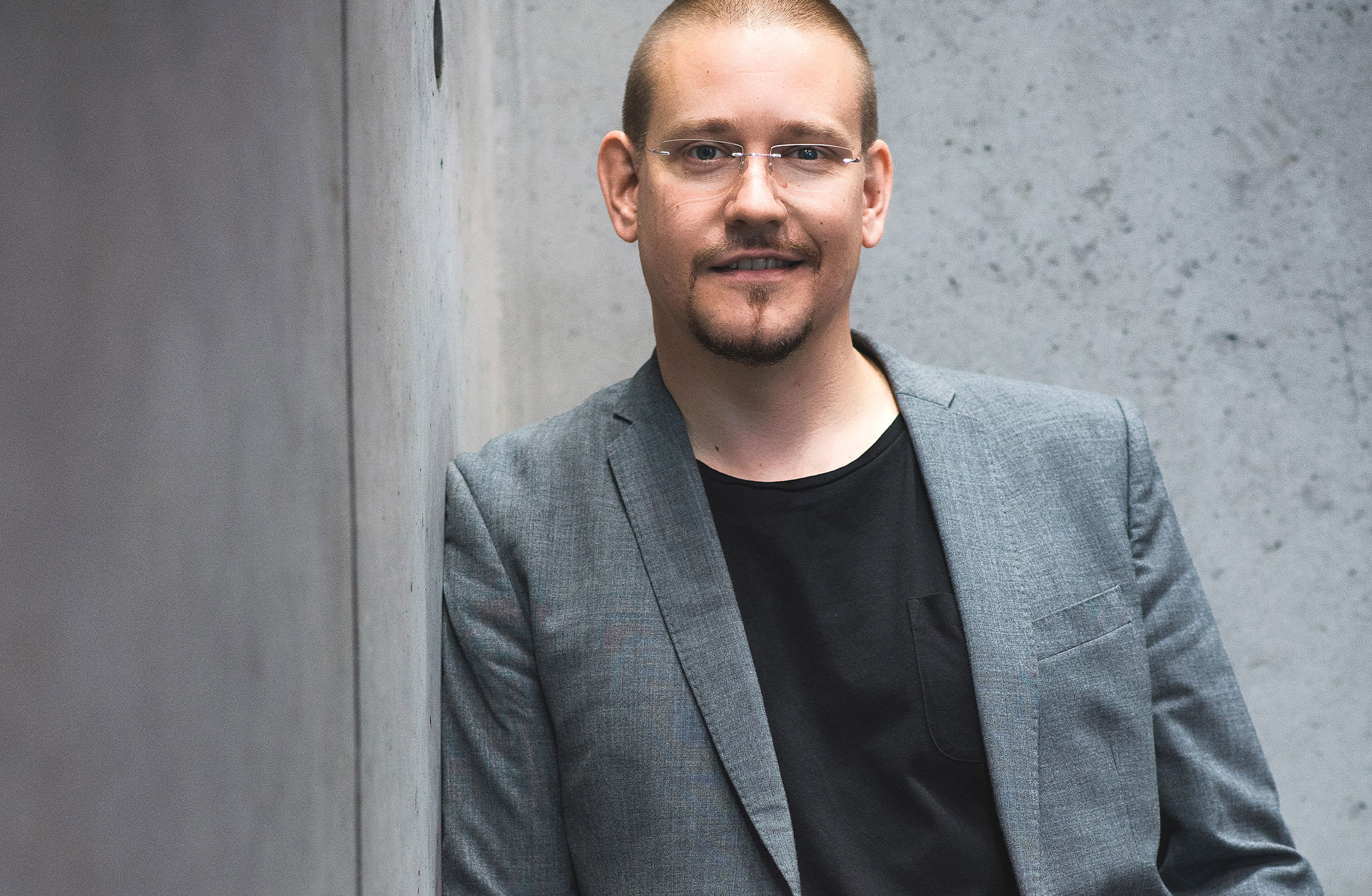 Tobias Broström tittar in i kameran