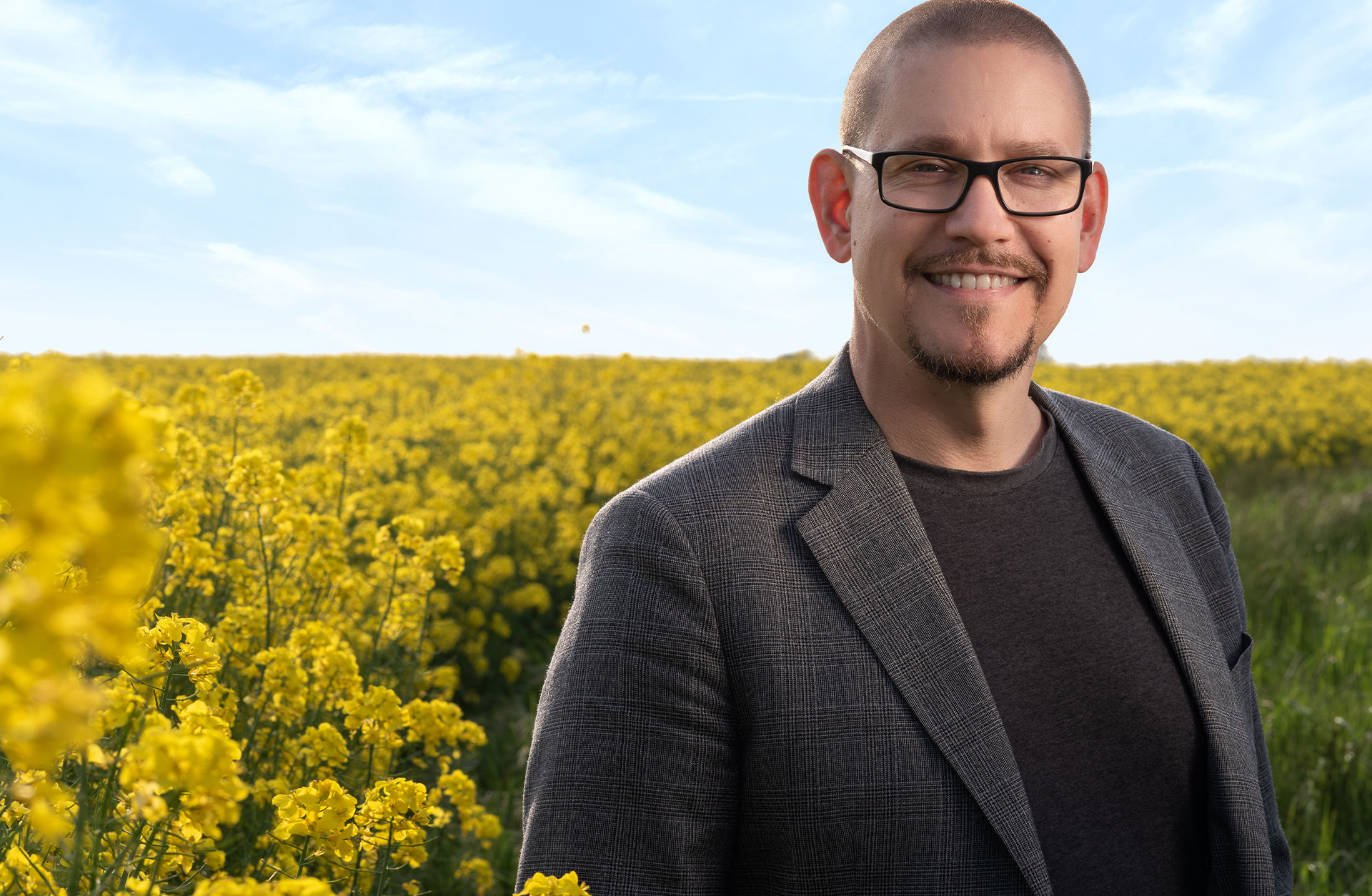 Tobias Boström står vi et fält och ler in i kameran