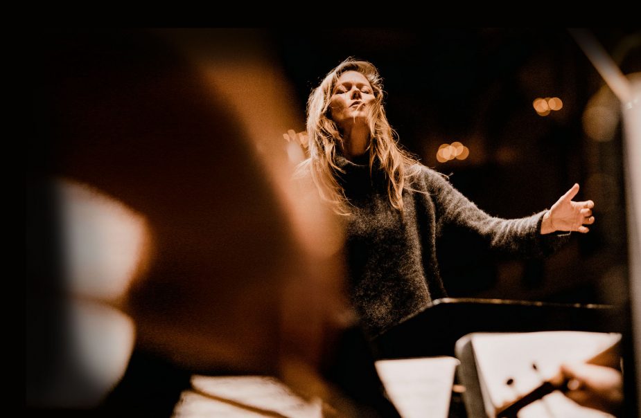 Barbara Hannigan dirigerar orkester.