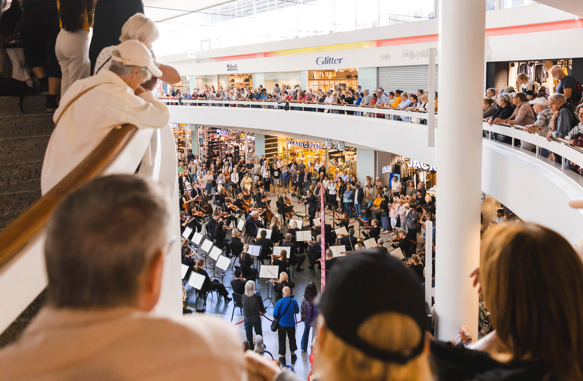 Göteborgs Symfoniker spelar i Frölunda torg med publik runt om. Foto Francis Löfvenholm.