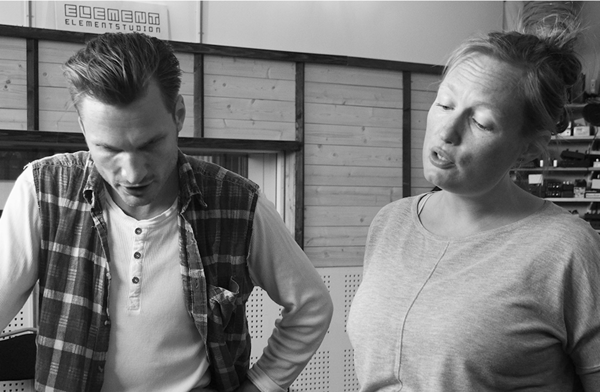 Bror Gunnar Jansson och Stina Jansson i musikstudion.