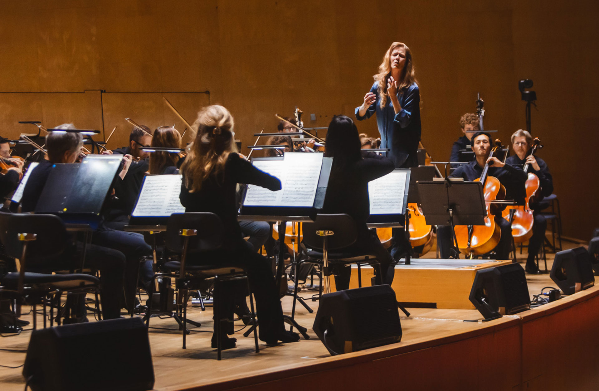 Barbara Hannigan står på pulten och dirigerar orkestern.