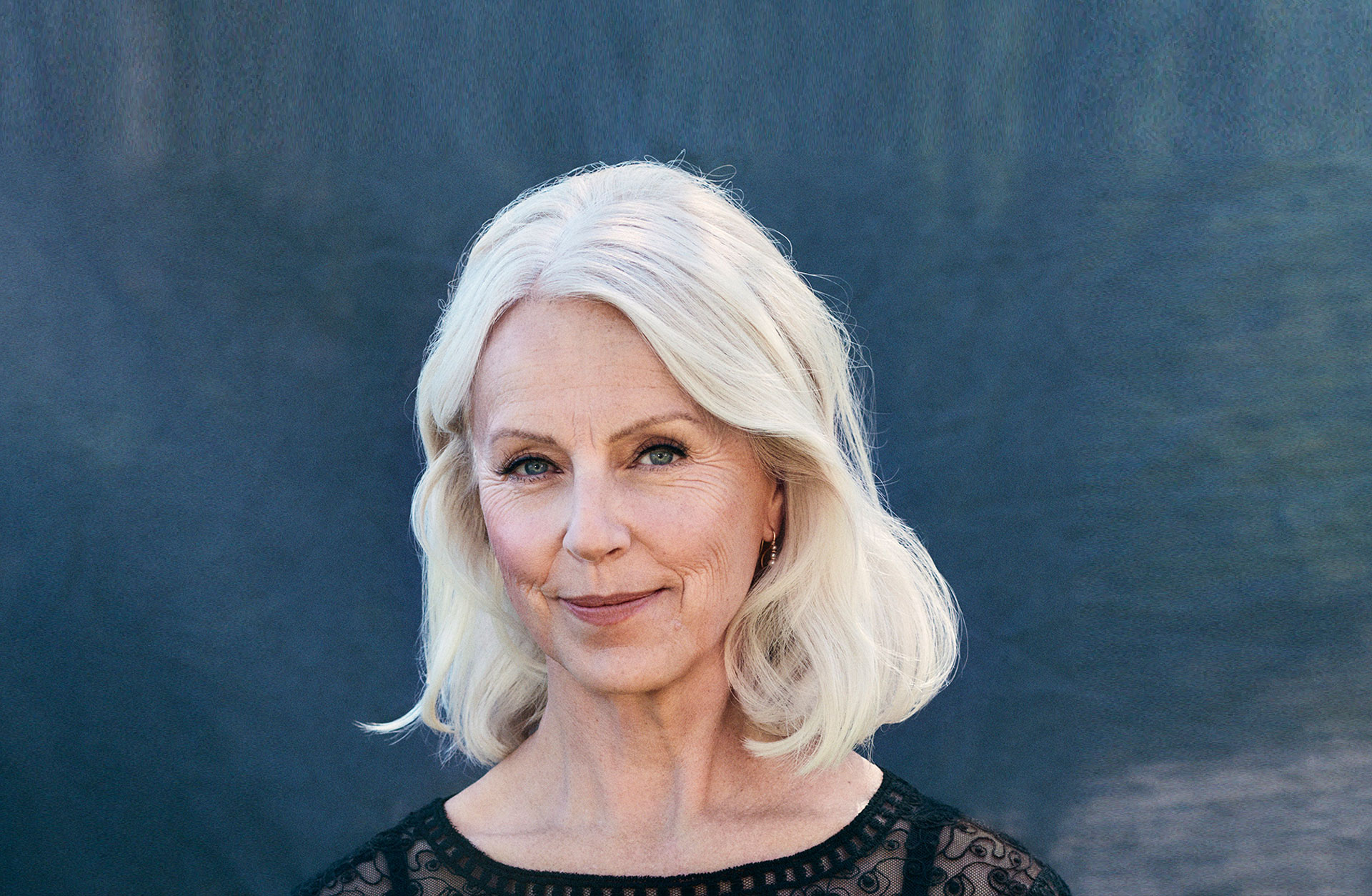 Sopranen Anne-Sofie von Otter mot blå bakgrund.