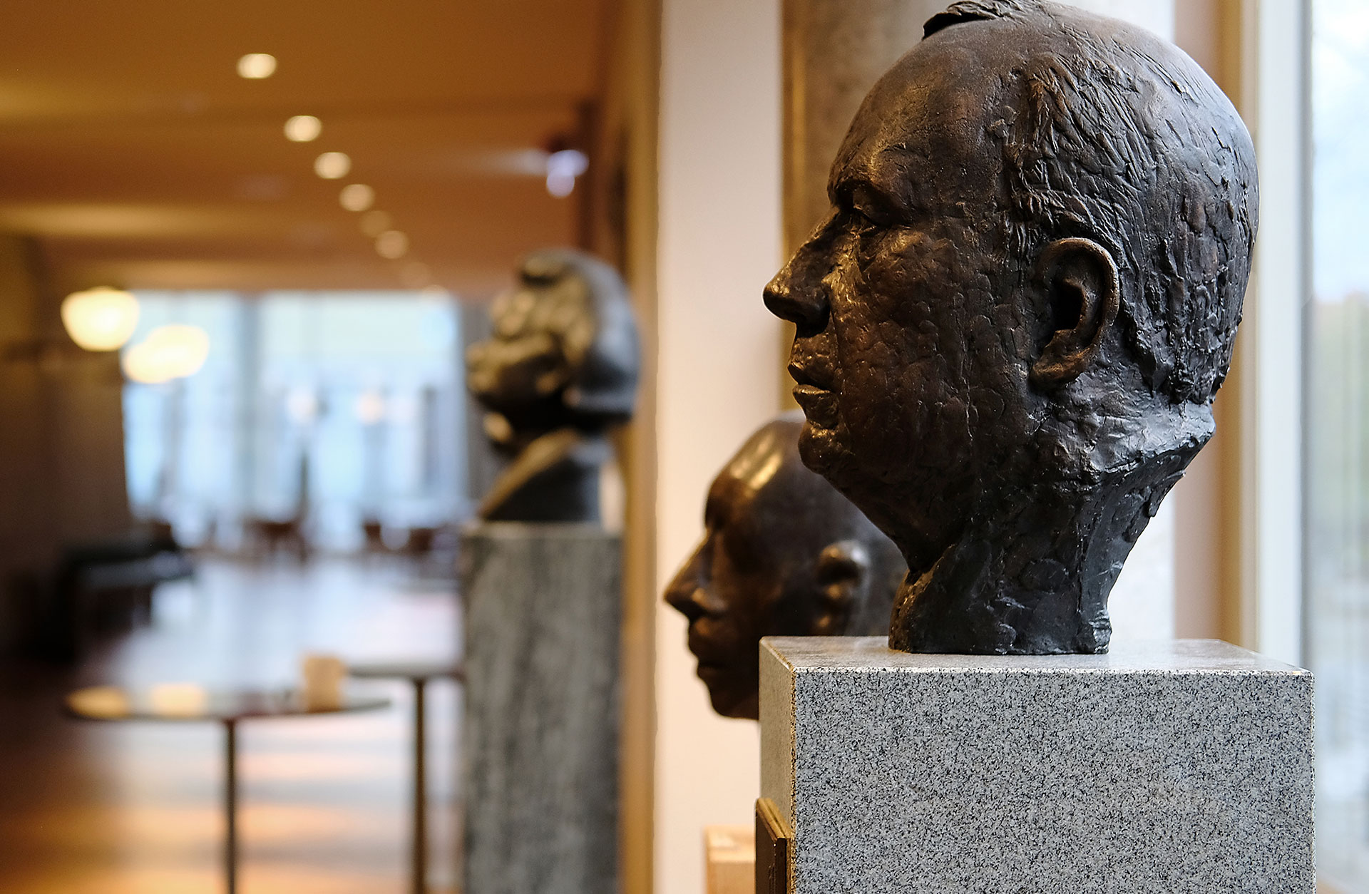 Bronsbyst av Neeme Järvi i profil.