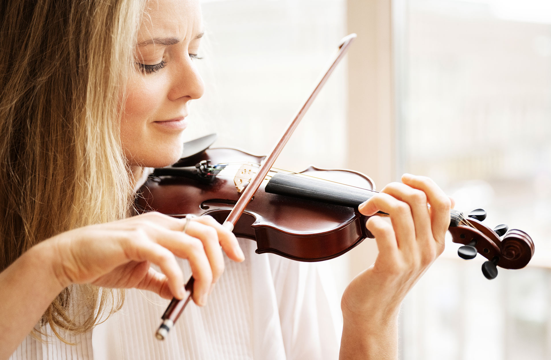 Charlotta spelar på en liten barnfiol.
