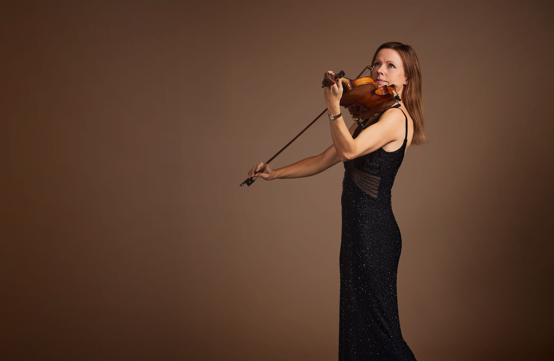 Sara Trobäck, förste konsertmästare, spelar violin