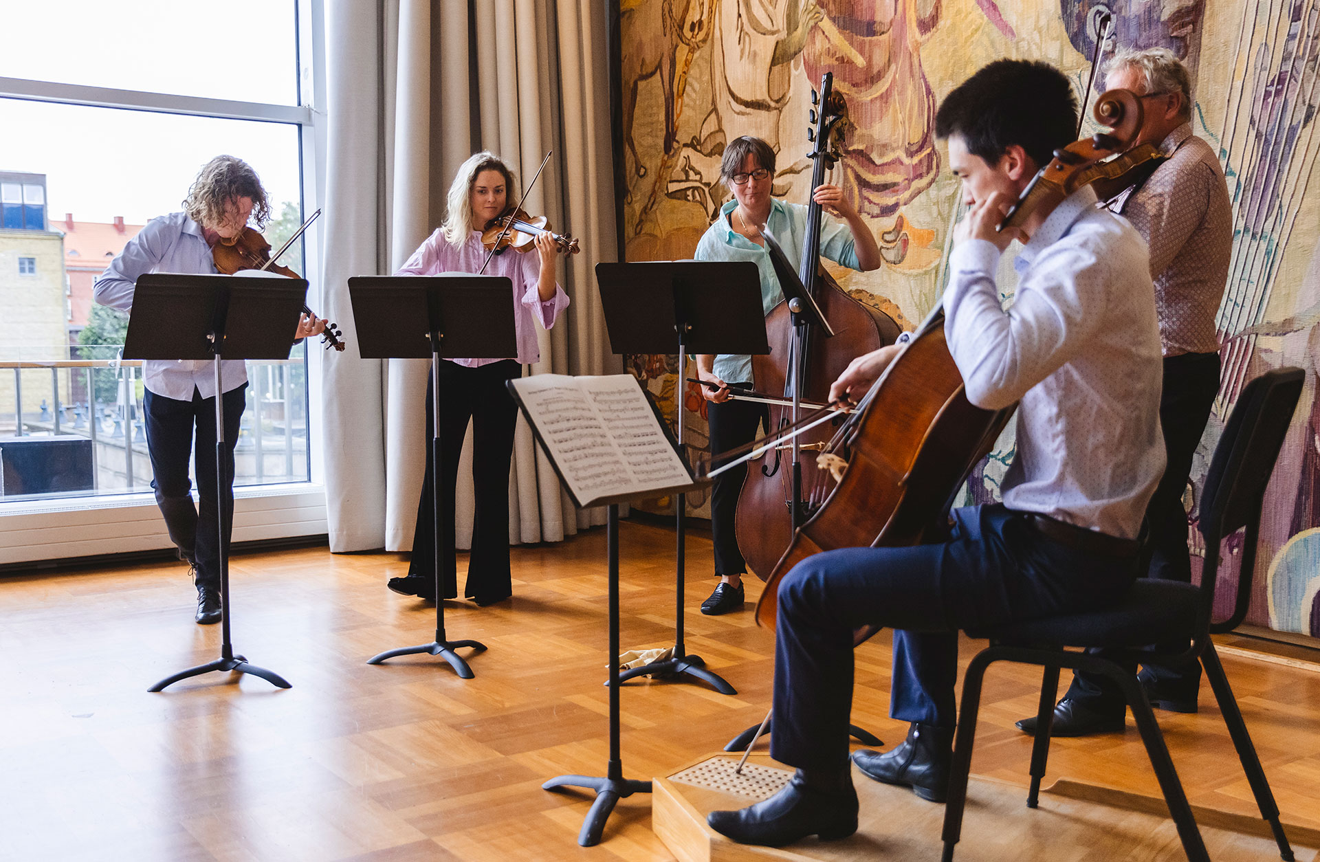 En stråkkvintett spelar i Götaplatsfoajén.