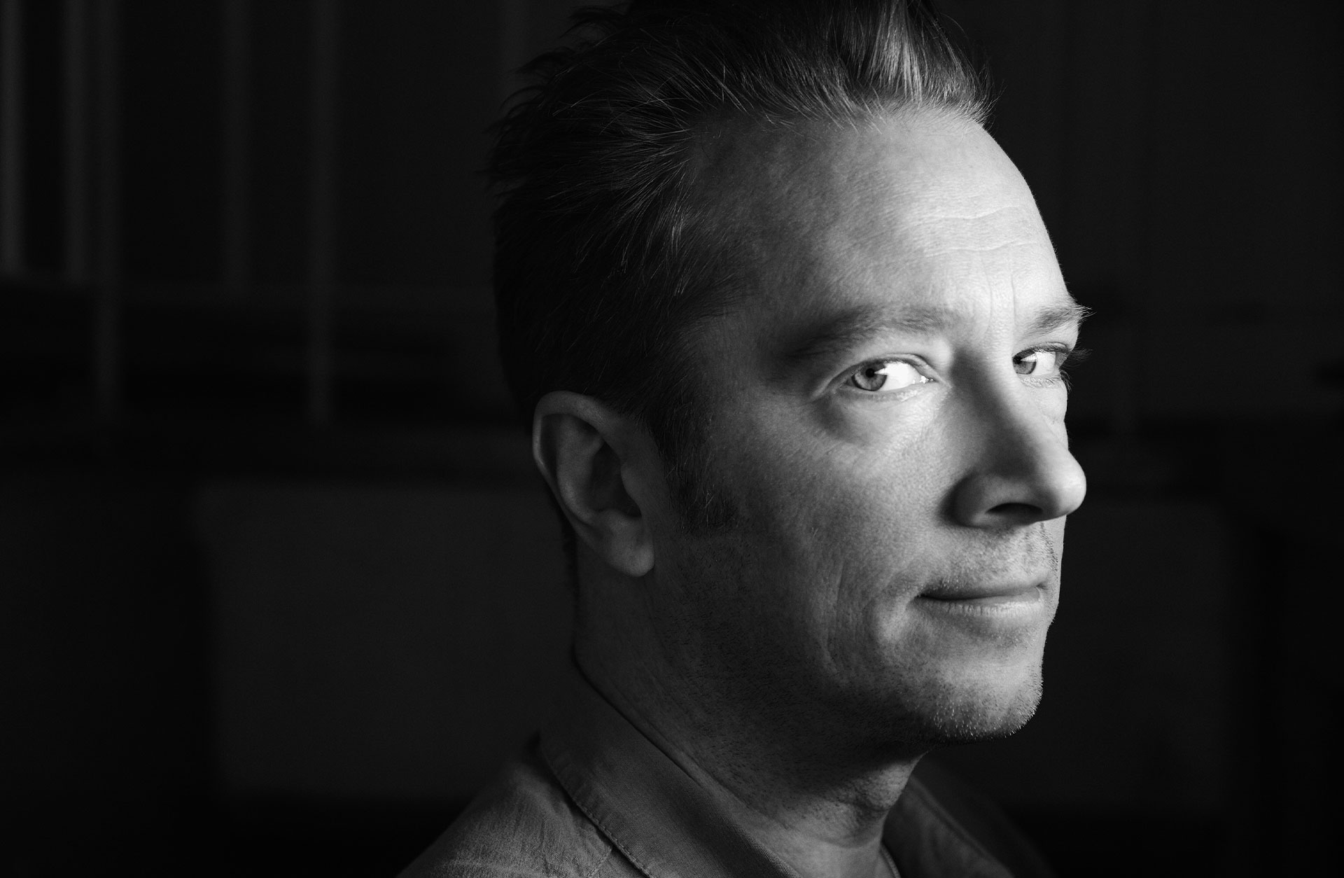Svartvitt porträtt av Johan Lindström