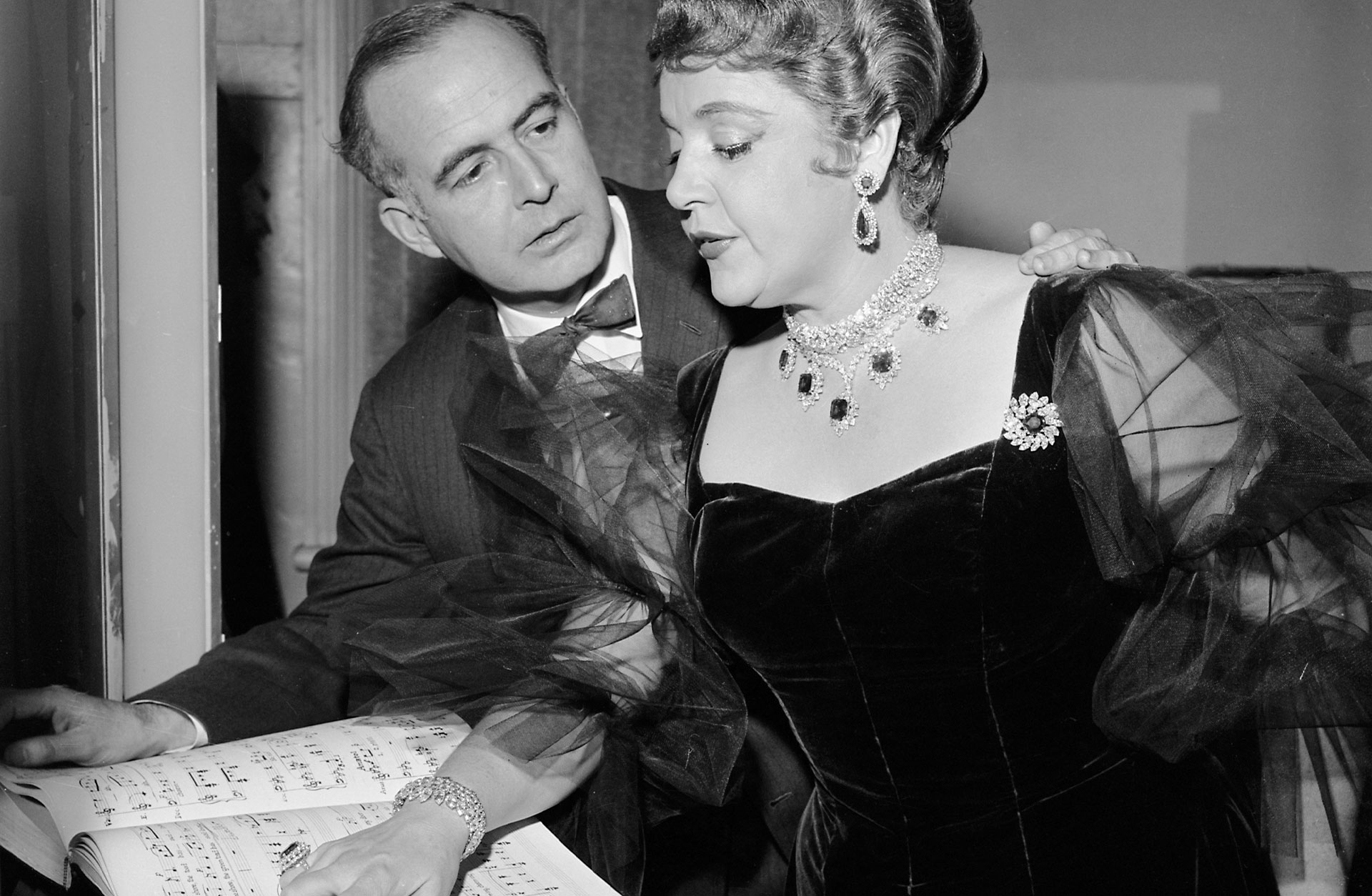Svartvit bild av Samuel-Barber och operastjärnan Eleanor Steber. De studerar ett partitur.