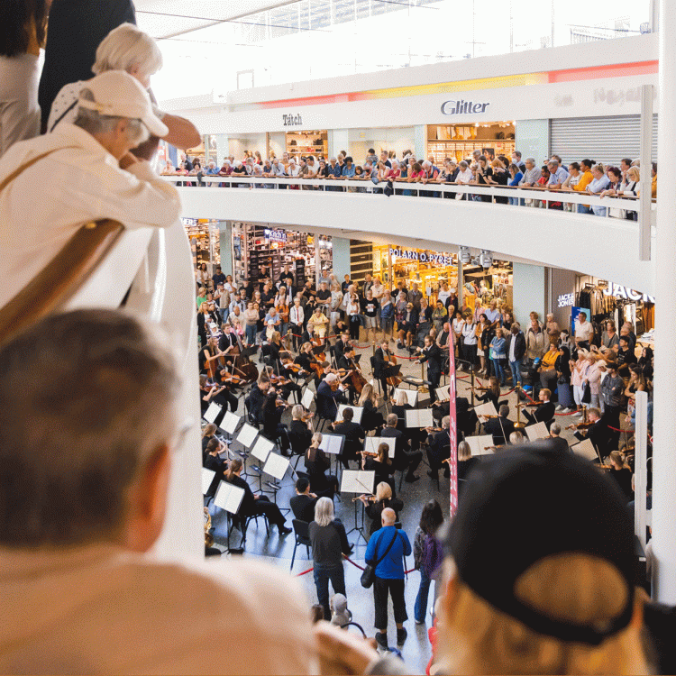 Göteborgs Symfoniker spelar i Frölunda torg med publik runt om. Foto Francis Löfvenholm.