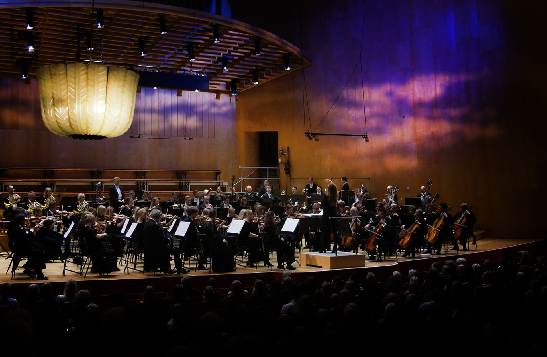 orkestern på scenen i stora salen