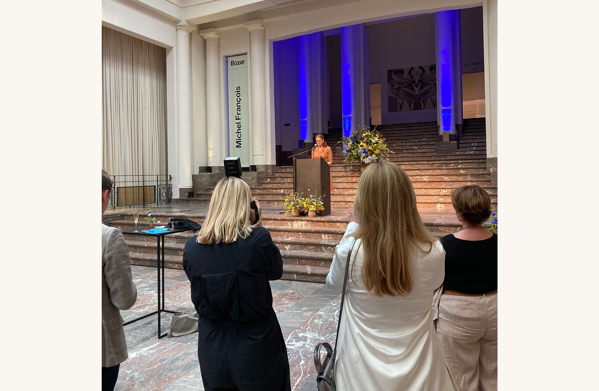 Annika Molin Hellgren står i en talarstol.