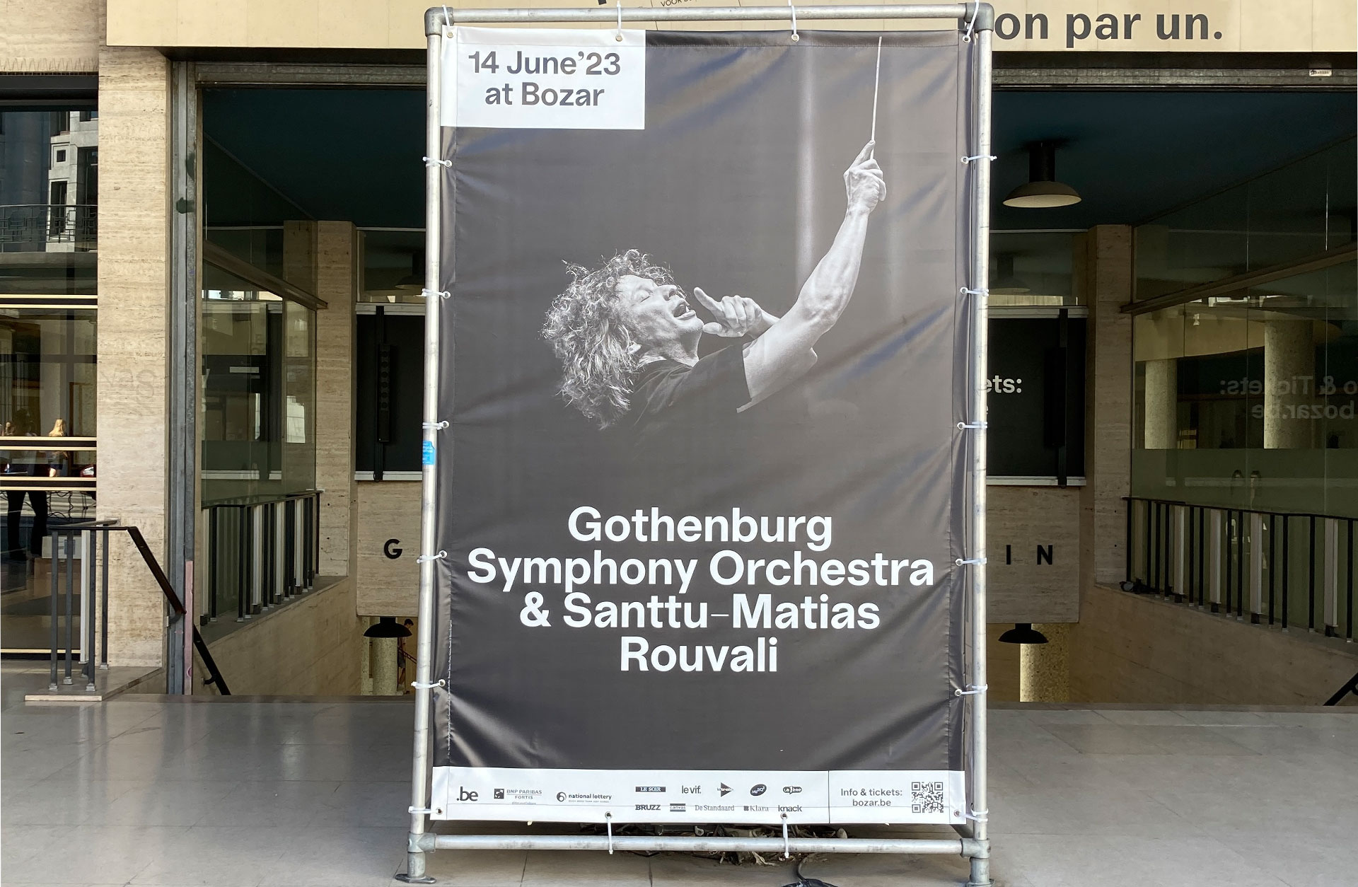 Konsertaffisch med Rouvali på bild i storformat utanför Bozar