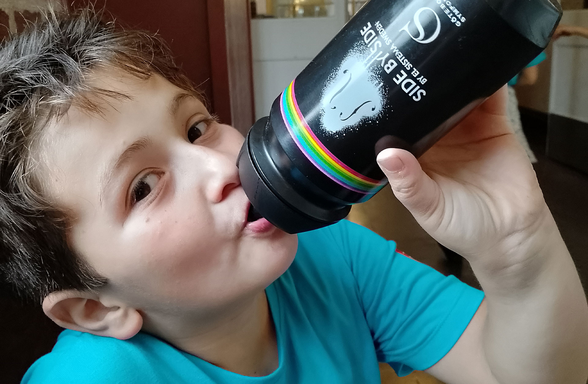 Pojken Guiseppe dricker vatten ur vattenflaska
