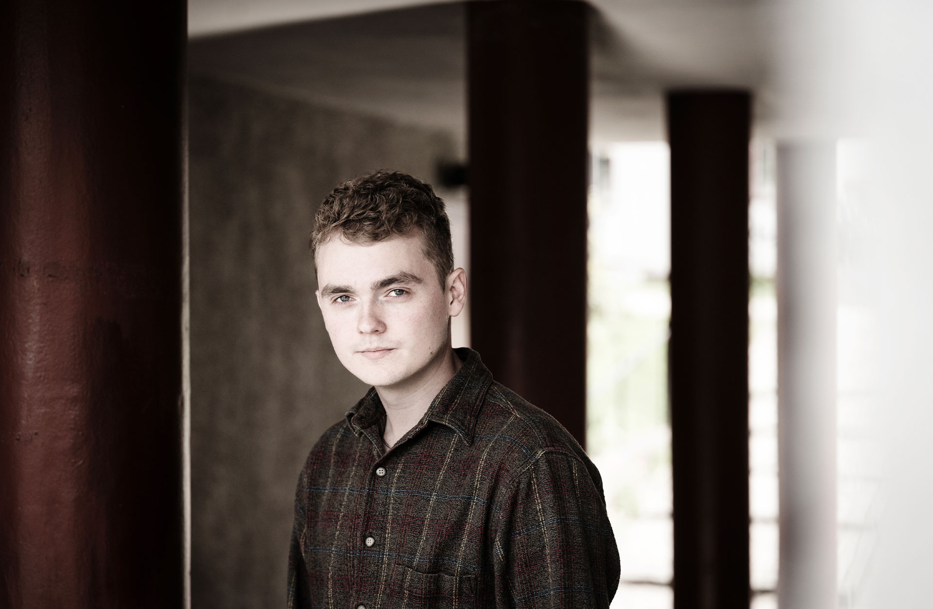 Markus Lang står utomhus och tittar in i kameran.