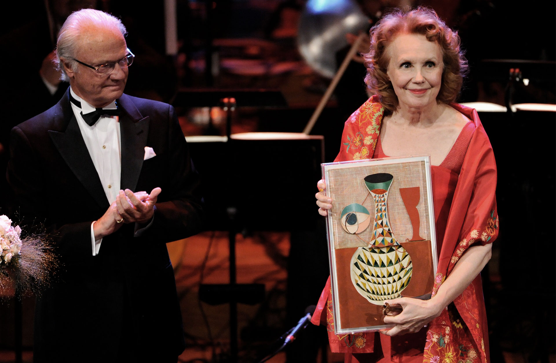 Kaija Saariaho tar emot Polarpriset ur kungens hans.