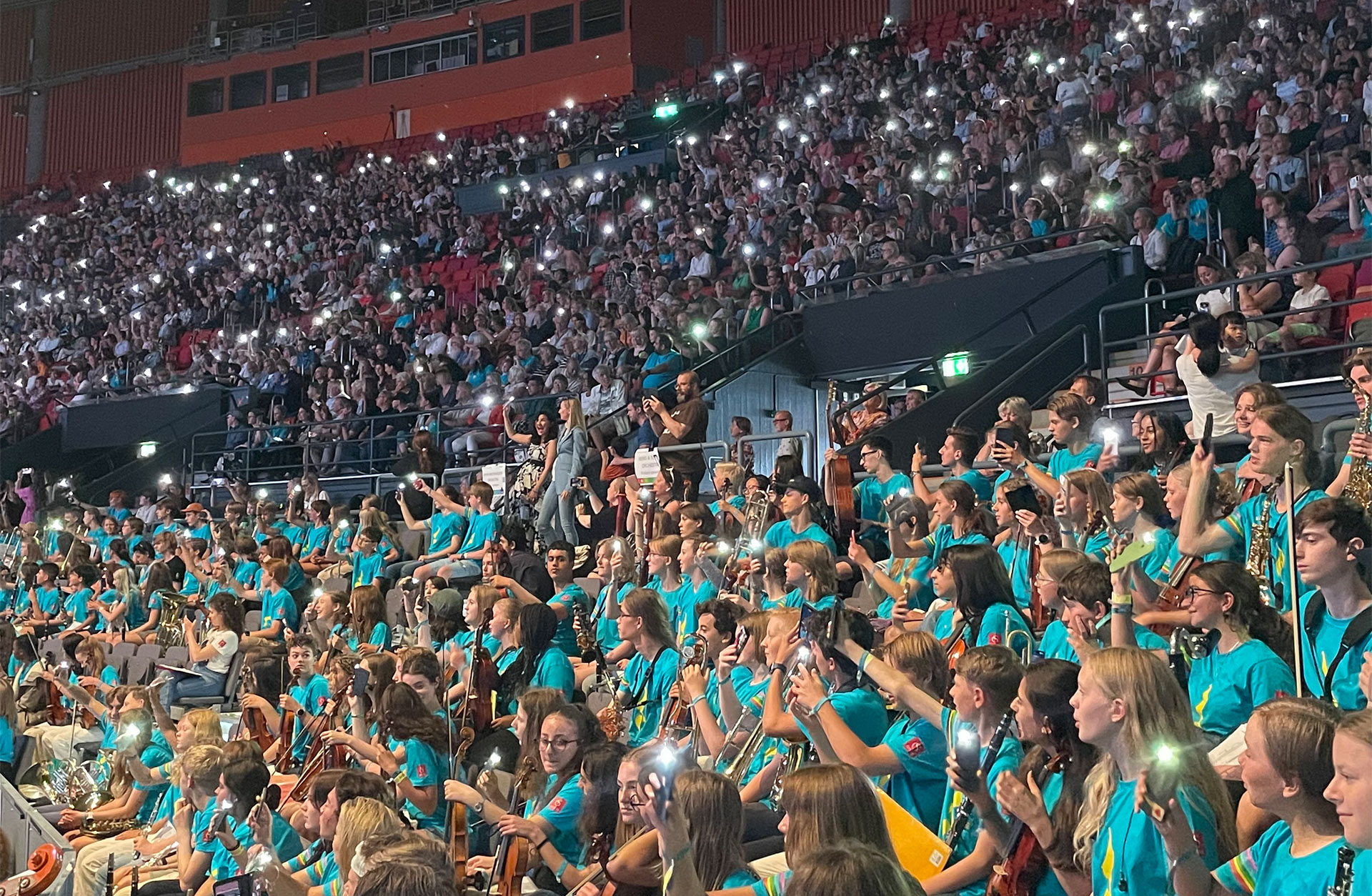 Publik och konsertdeltagare på läktaren i Scandinavoíum
